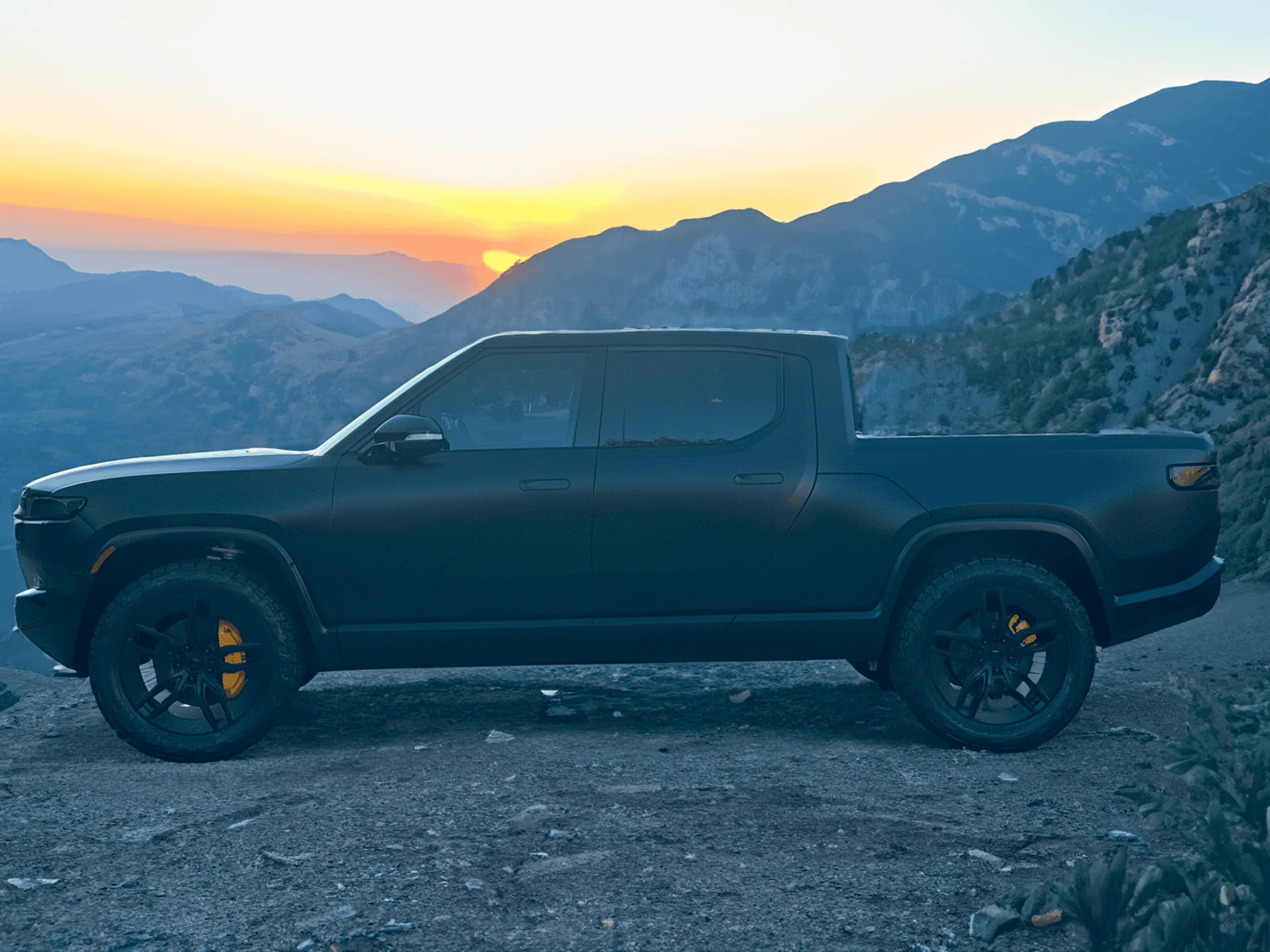 Rivian R1T R1S Project Midnight R1T drivers-side-mountain-sunset-small-png