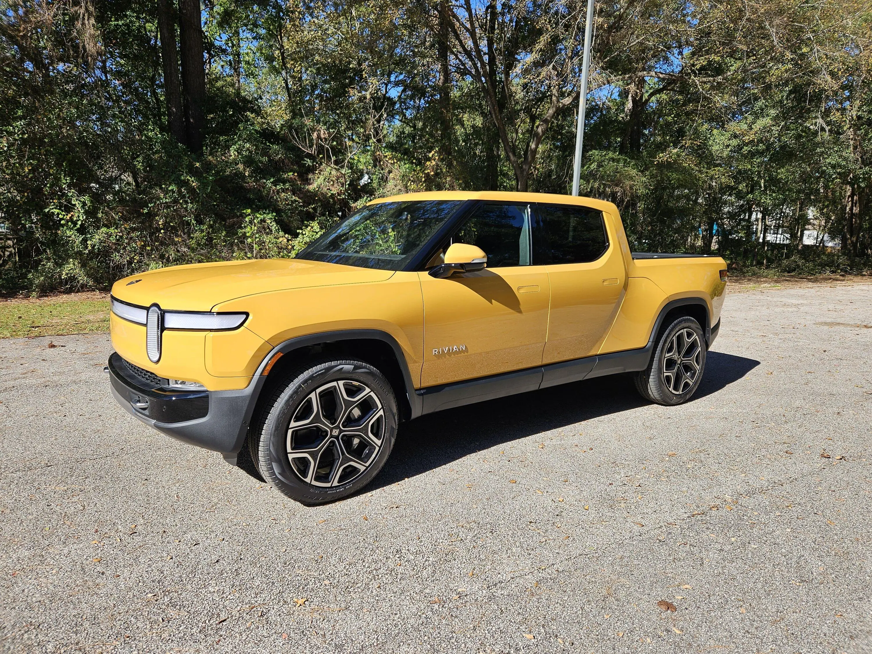 Rivian R1T R1S COMPASS YELLOW R1T Photos 20231122_112732