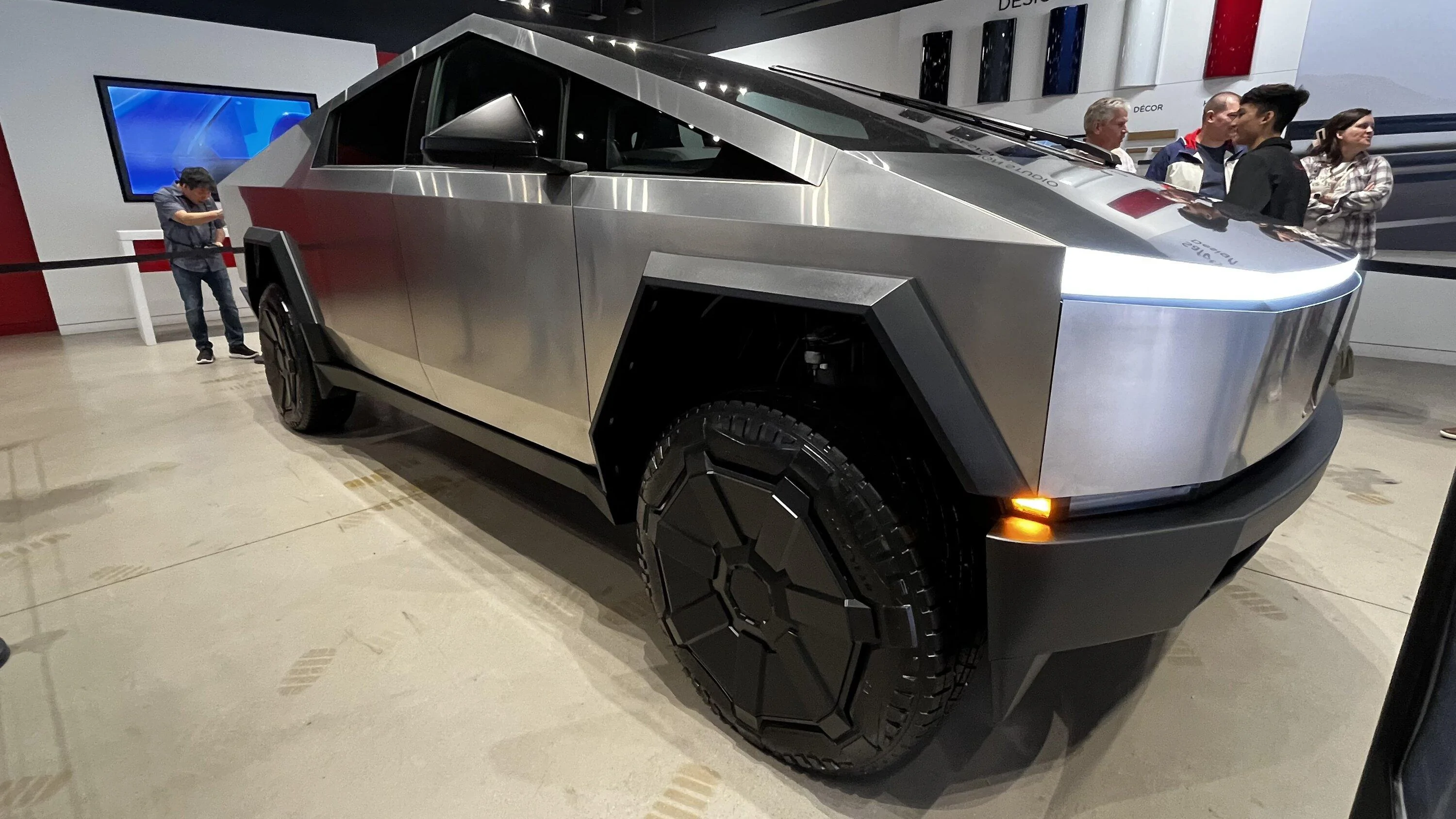 Rivian R1T R1S Saw CT in UTC Tesla Store IMG_1957