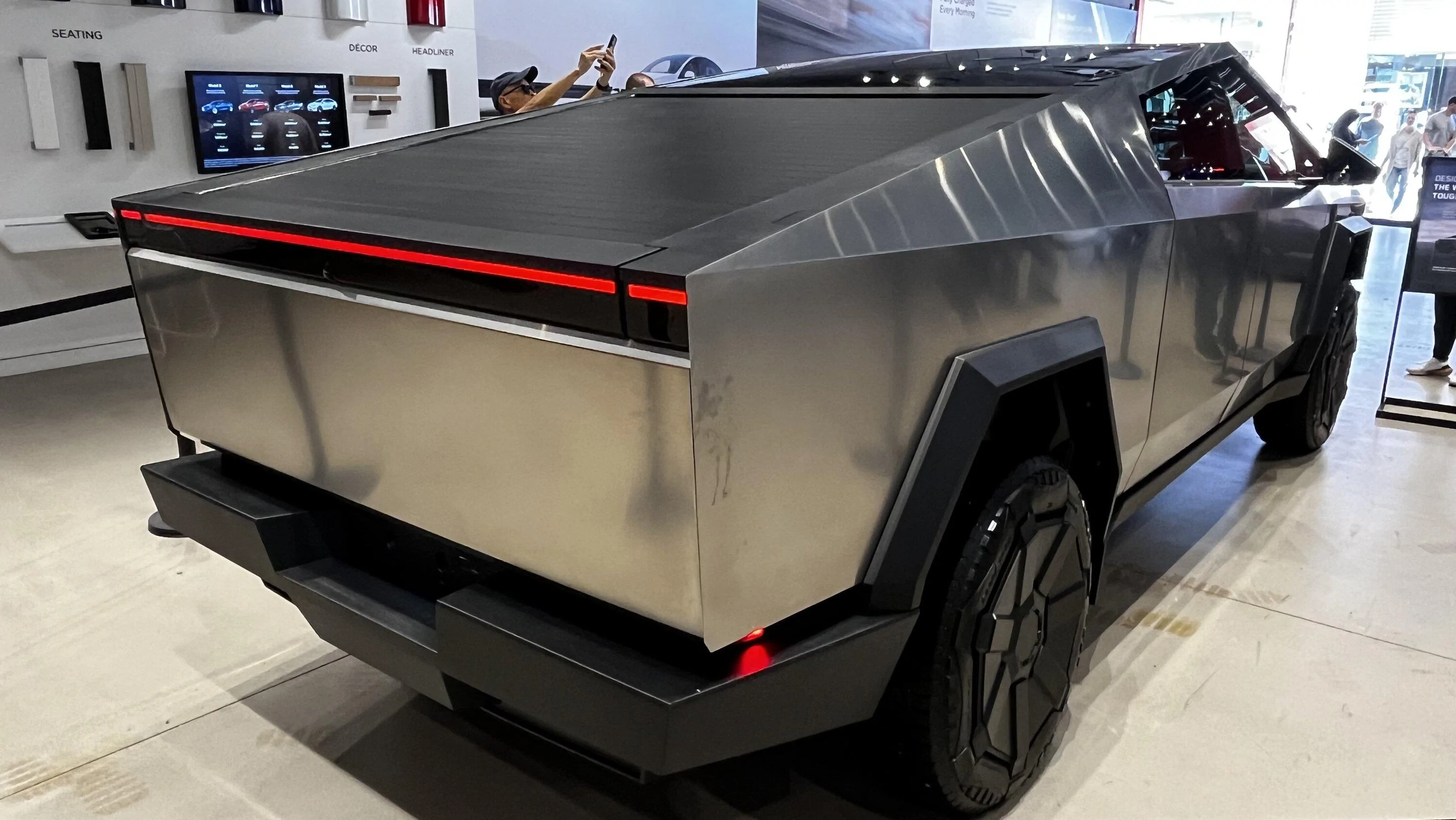 Rivian R1T R1S Saw CT in UTC Tesla Store IMG_1961