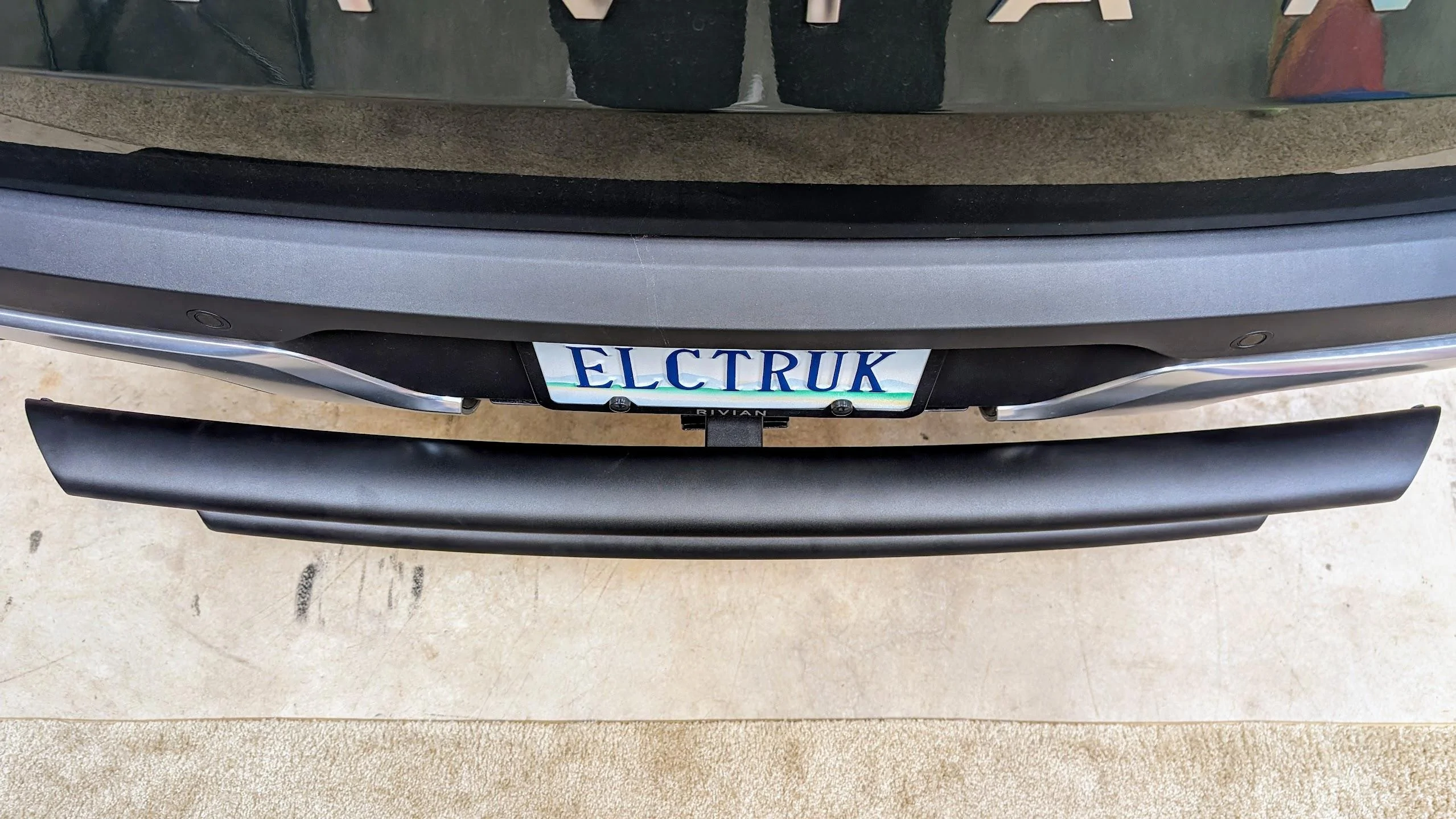 Rivian R1T R1S VANGUARD VGPDB-1919BK Black Powdercoat Classic Double Layer Hitch Step installed 1700861047037