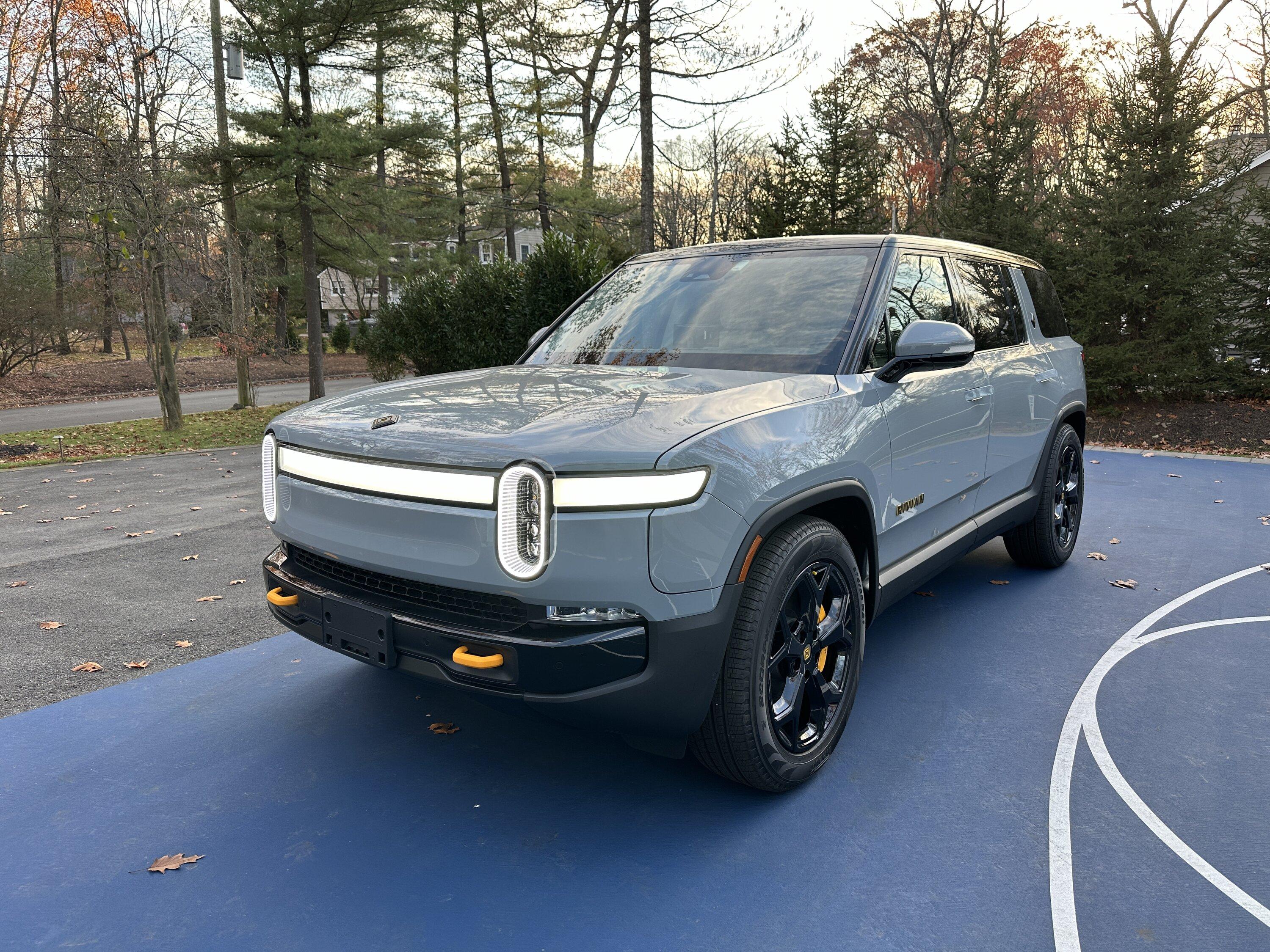 Rivian R1T R1S My Limestone OC R1S with: chrome-delete/powder-coated 21s, CarPlay screen/hi-def dashcam and misc. accessories IMG_8445.JPG