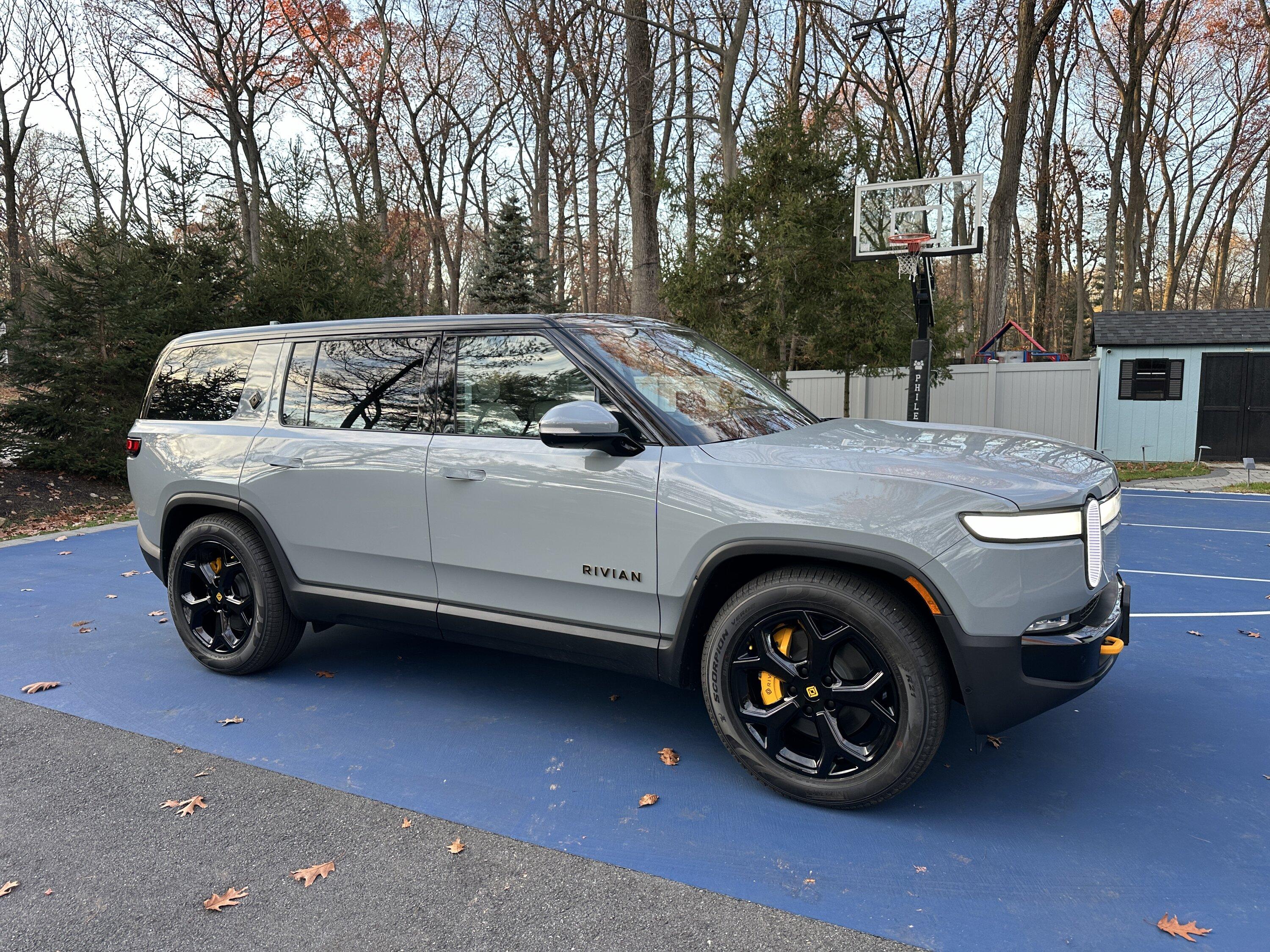 Rivian R1T R1S My Limestone OC R1S with: chrome-delete/powder-coated 21s, CarPlay screen/hi-def dashcam and misc. accessories IMG_8438.JPG