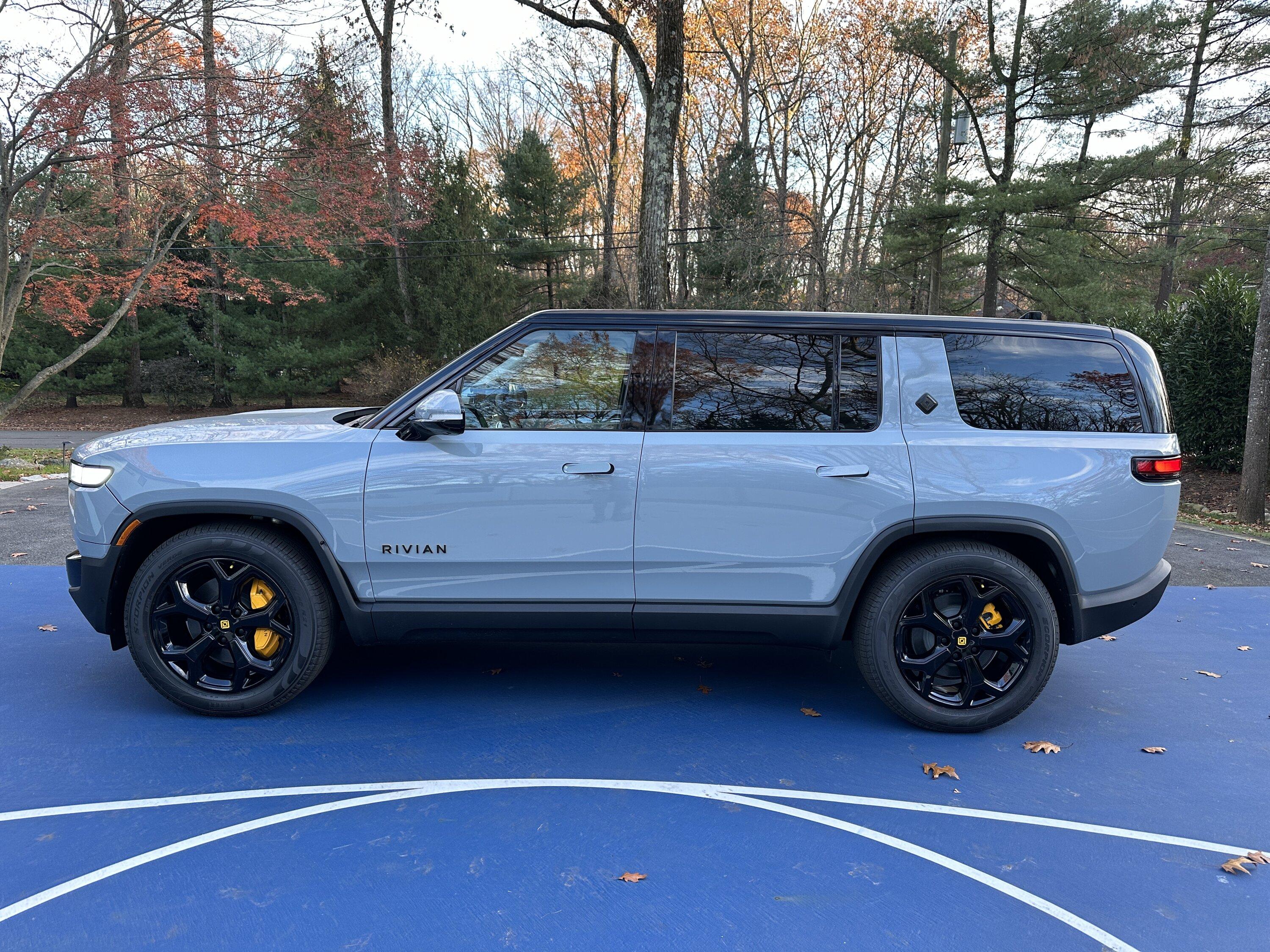 Rivian R1T R1S My Limestone OC R1S with: chrome-delete/powder-coated 21s, CarPlay screen/hi-def dashcam and misc. accessories IMG_8436.JPG