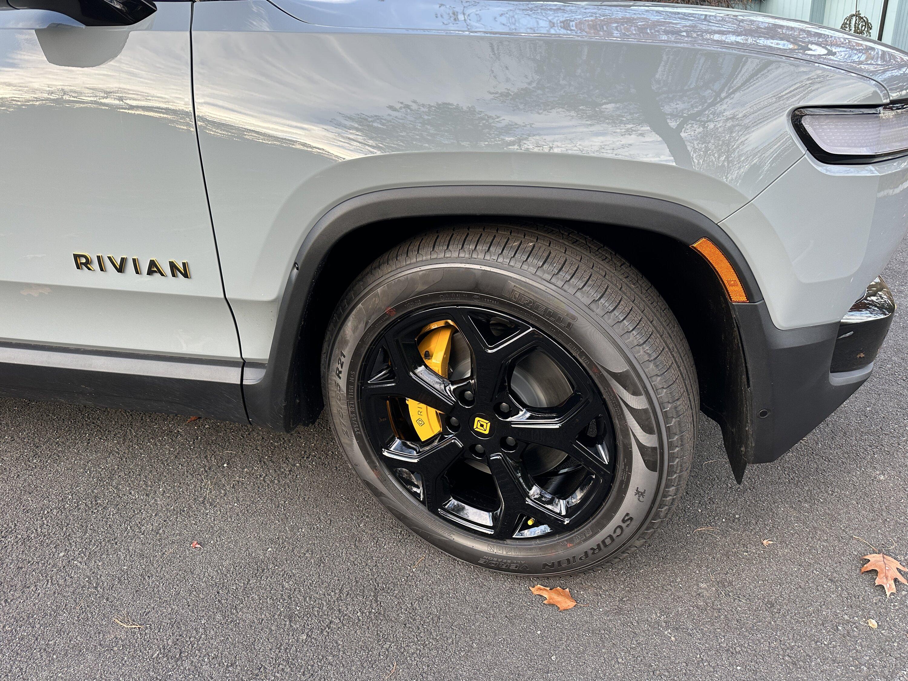 Rivian R1T R1S My Limestone OC R1S with: chrome-delete/powder-coated 21s, CarPlay screen/hi-def dashcam and misc. accessories IMG_8435.JPG