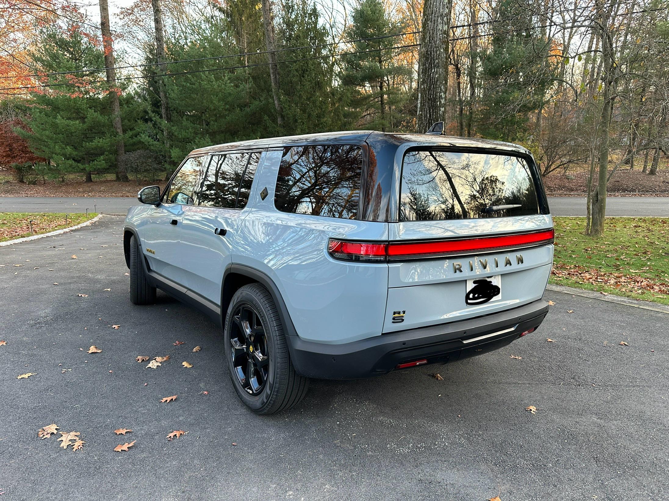 Rivian R1T R1S My Limestone OC R1S with: chrome-delete/powder-coated 21s, CarPlay screen/hi-def dashcam and misc. accessories IMG_8430