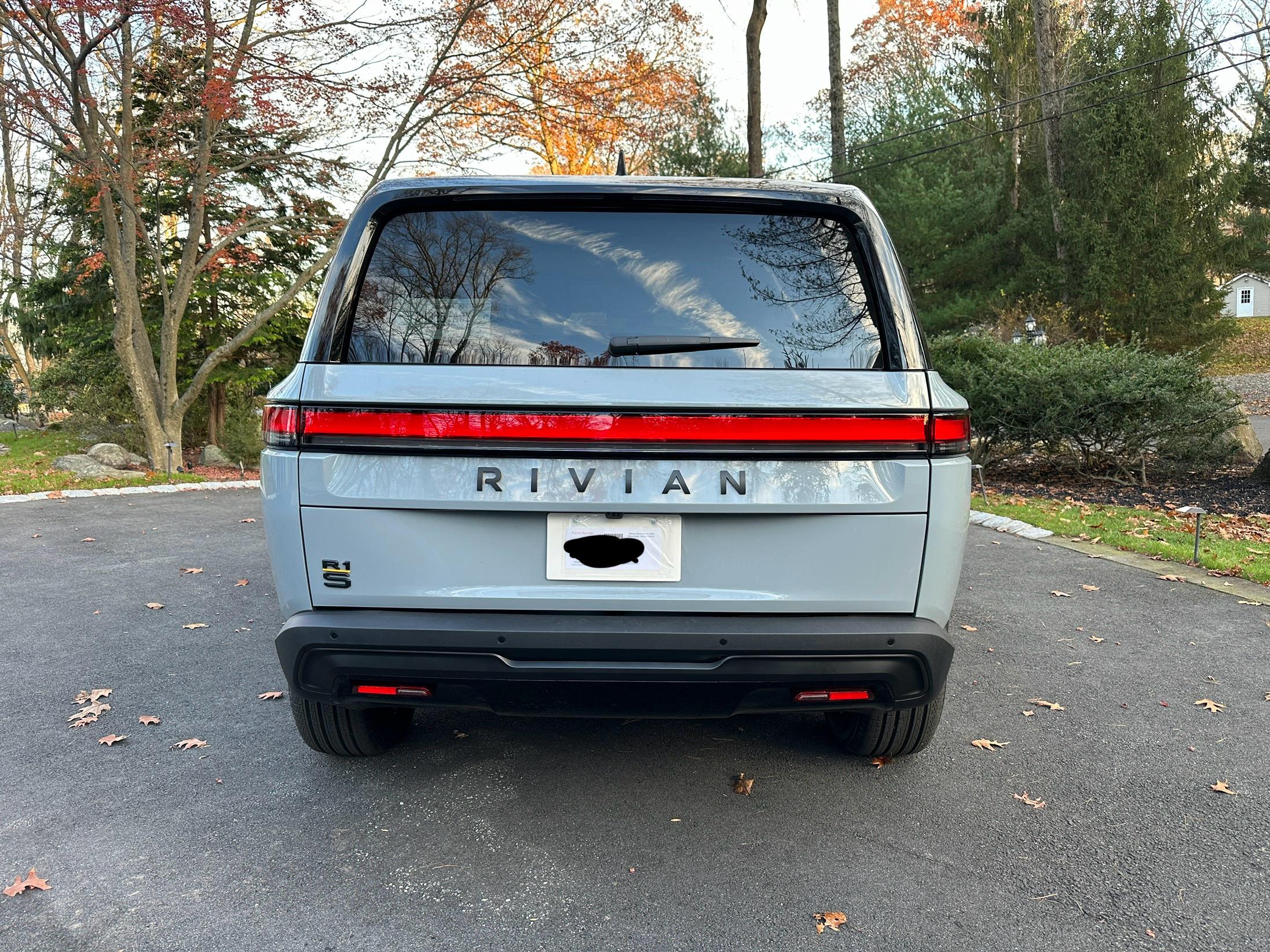 Rivian R1T R1S My Limestone OC R1S with: chrome-delete/powder-coated 21s, CarPlay screen/hi-def dashcam and misc. accessories IMG_8427