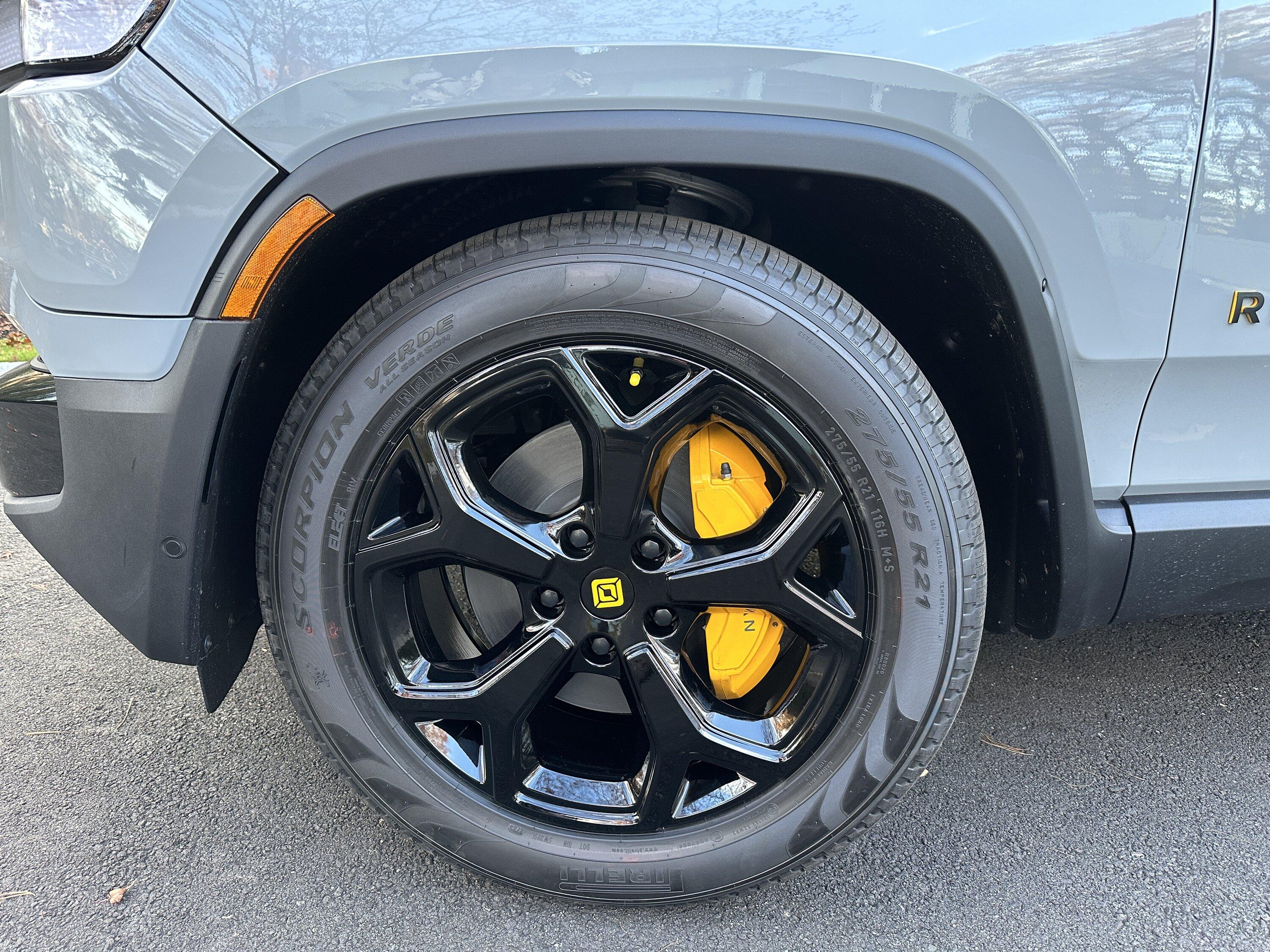 Rivian R1T R1S My Limestone OC R1S with: chrome-delete/powder-coated 21s, CarPlay screen/hi-def dashcam and misc. accessories IMG_8422.JPG