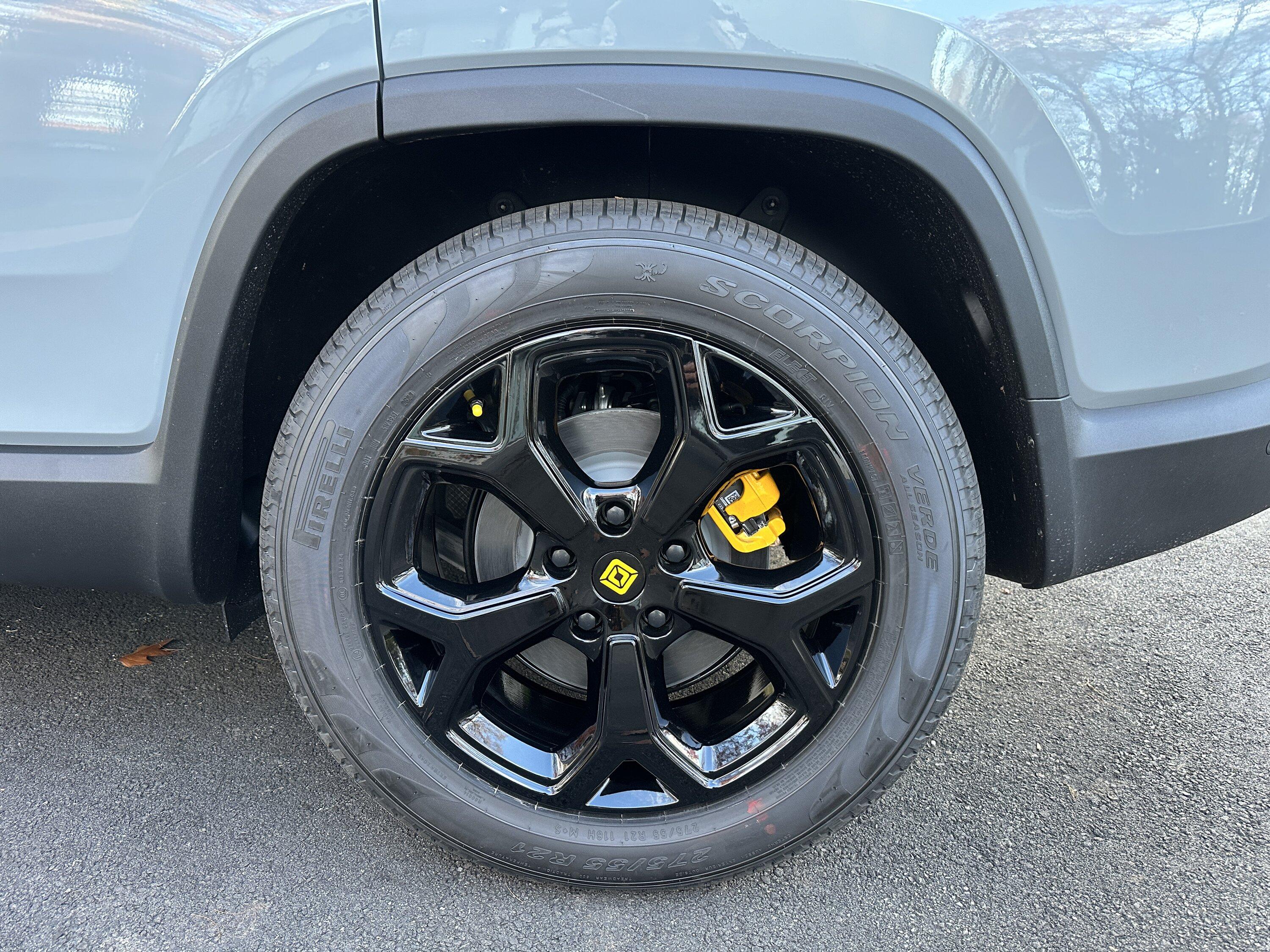Rivian R1T R1S My Limestone OC R1S with: chrome-delete/powder-coated 21s, CarPlay screen/hi-def dashcam and misc. accessories IMG_8421.JPG