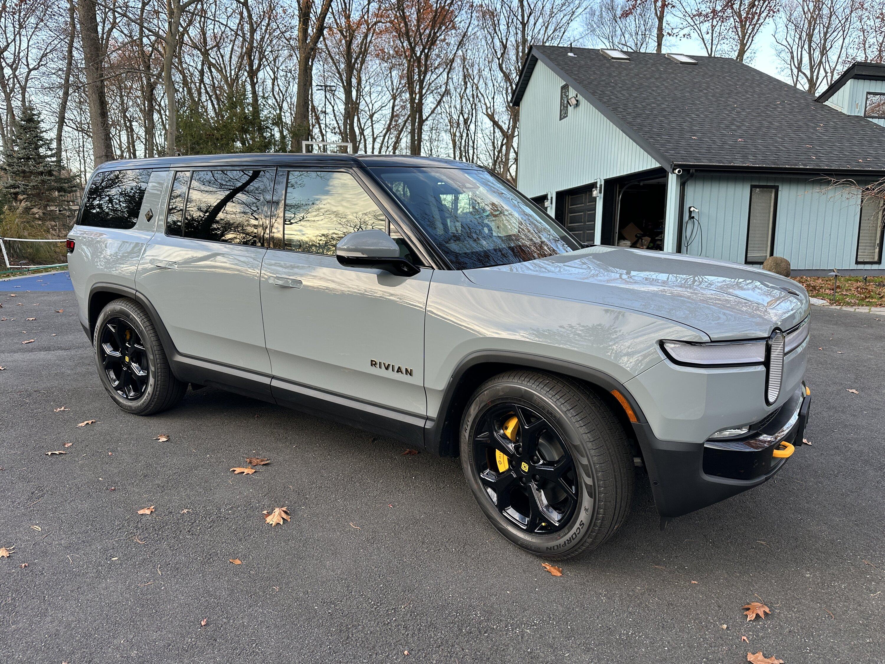 Rivian R1T R1S Anyone remove the chrome trim on the R1S? IMG_8433.JPG
