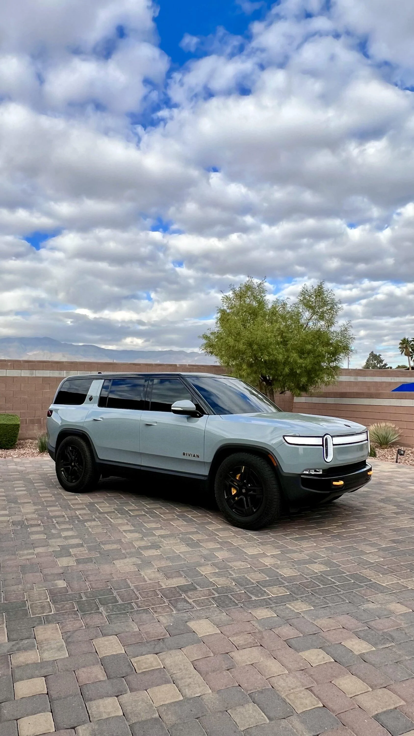 Rivian R1T R1S My Limestone OC R1S with: chrome-delete/powder-coated 21s, CarPlay screen/hi-def dashcam and misc. accessories IMG_5683