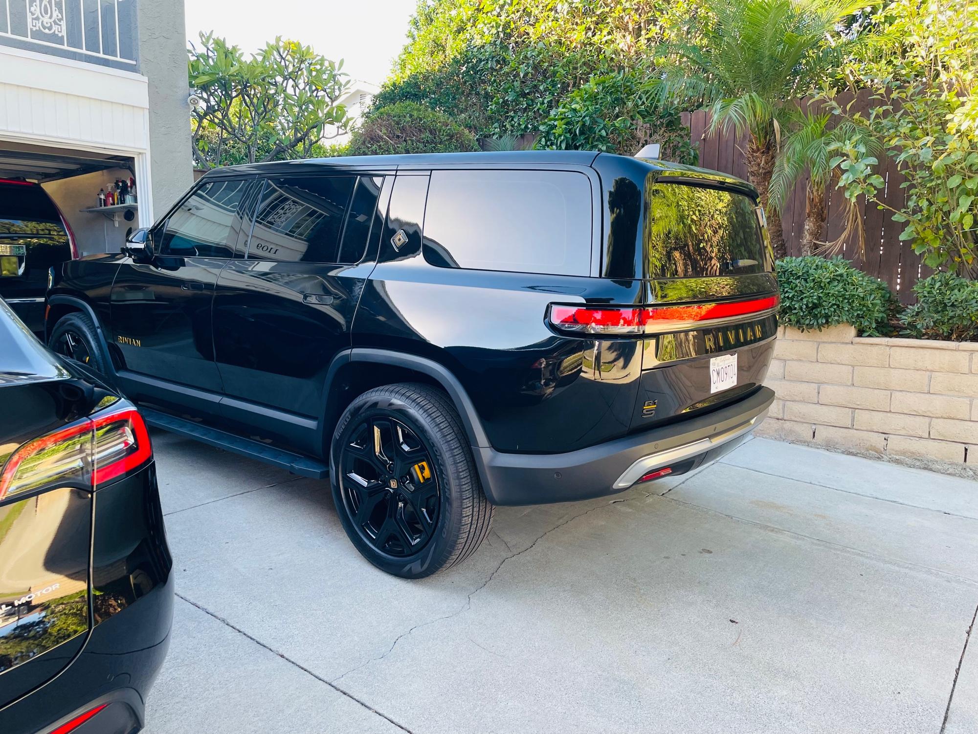Rivian R1T R1S Anyone remove the chrome trim on the R1S? 00iuvRS