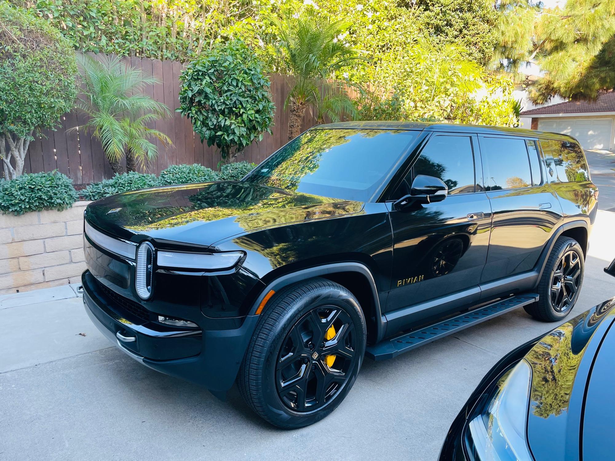 Rivian R1T R1S Anyone remove the chrome trim on the R1S? foVdExt