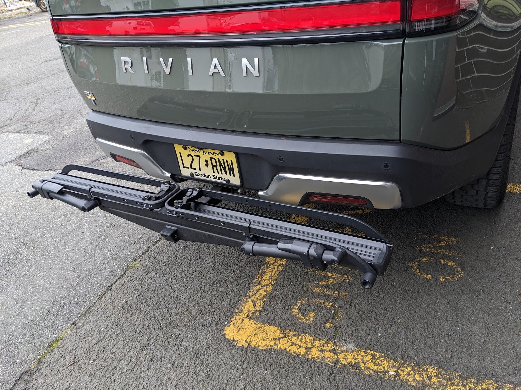 Rivian R1T R1S Rivian KUAT Piston SR Bike Rack Guide PXL_20231126_185713765