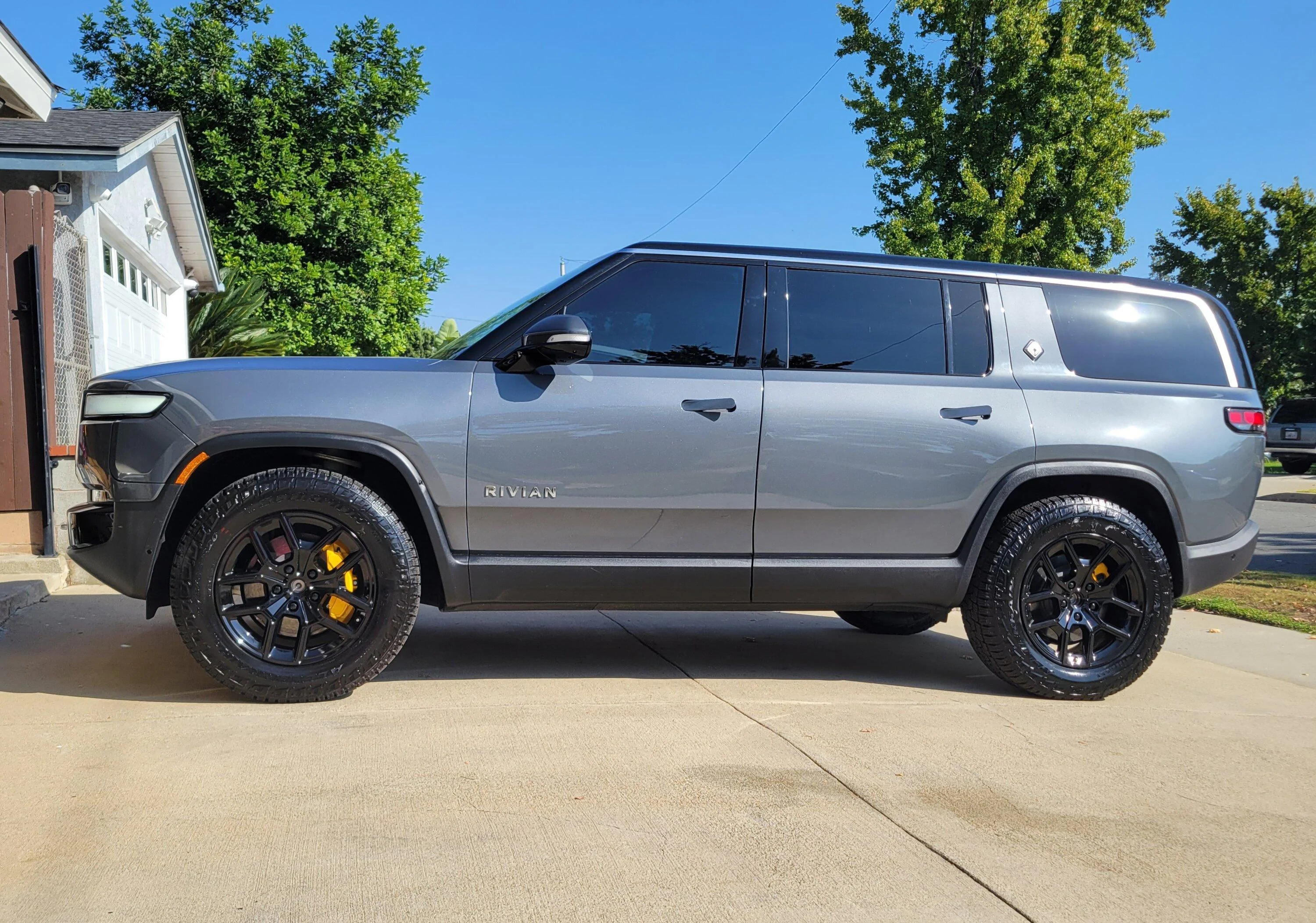 Rivian R1T R1S ElCap Granite color 20231028_143754