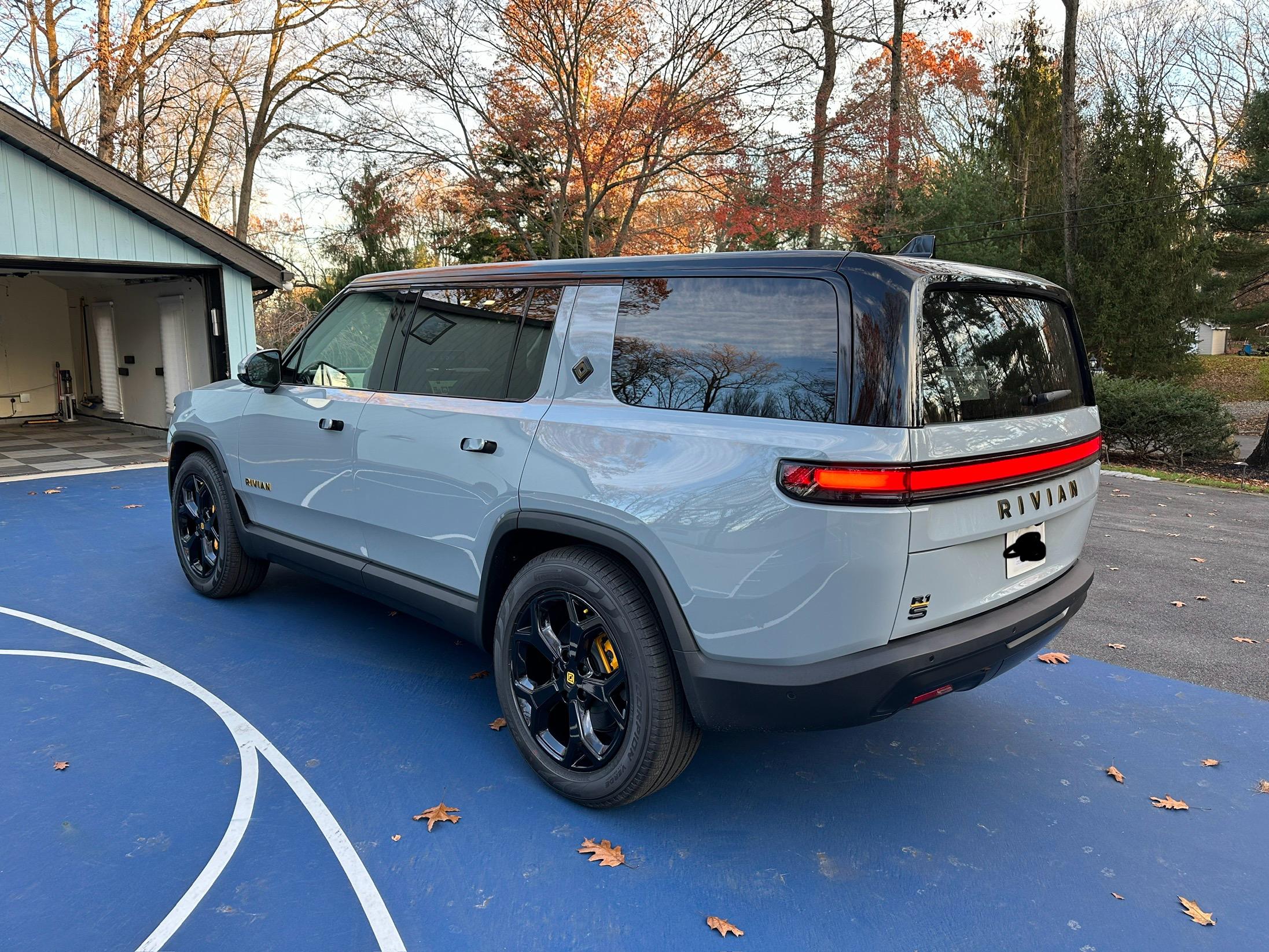 Rivian R1T R1S Anyone black out R1S window trim? IMG_8440