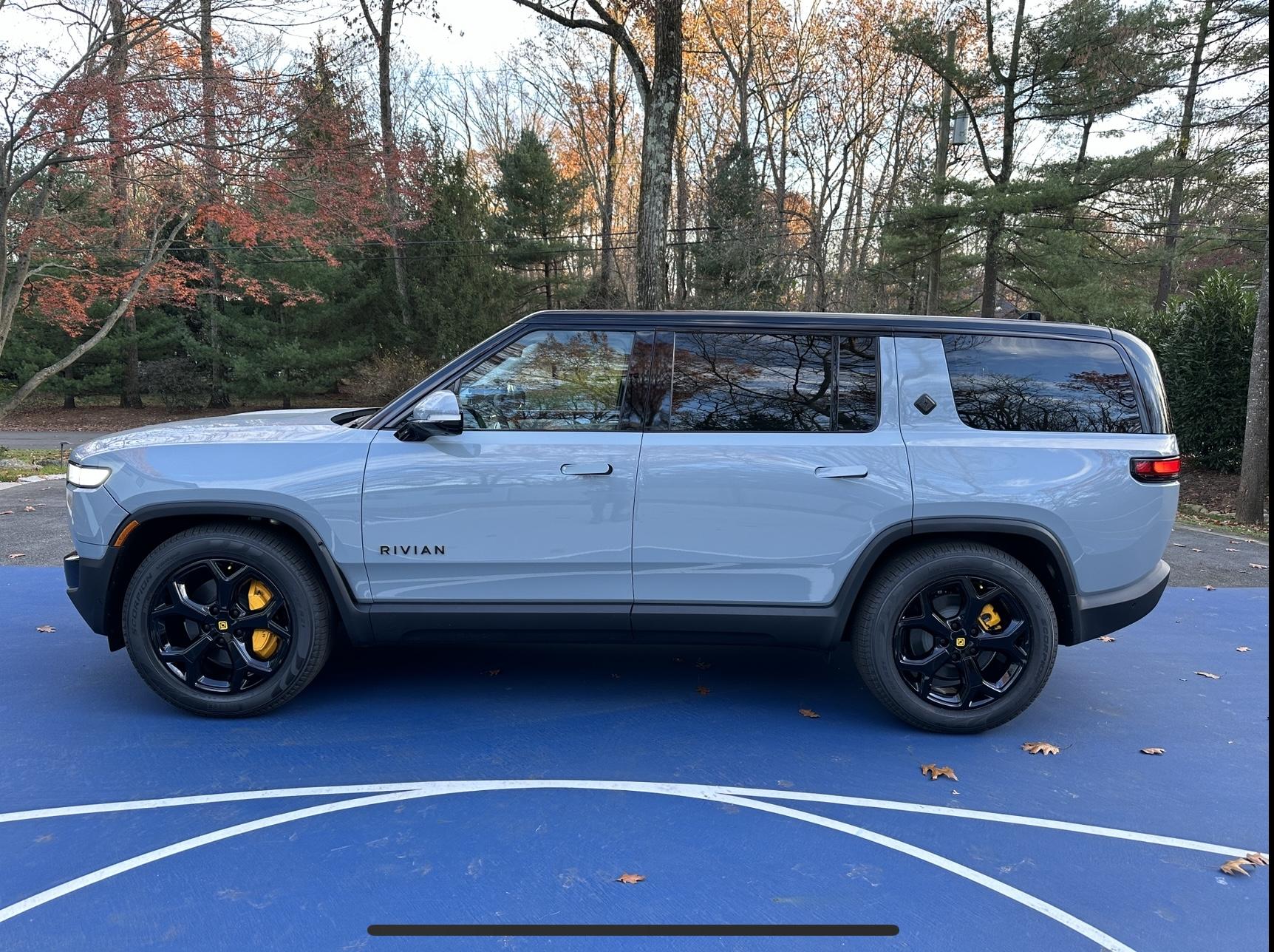 Rivian R1T R1S Anyone black out R1S window trim? IMG_8457
