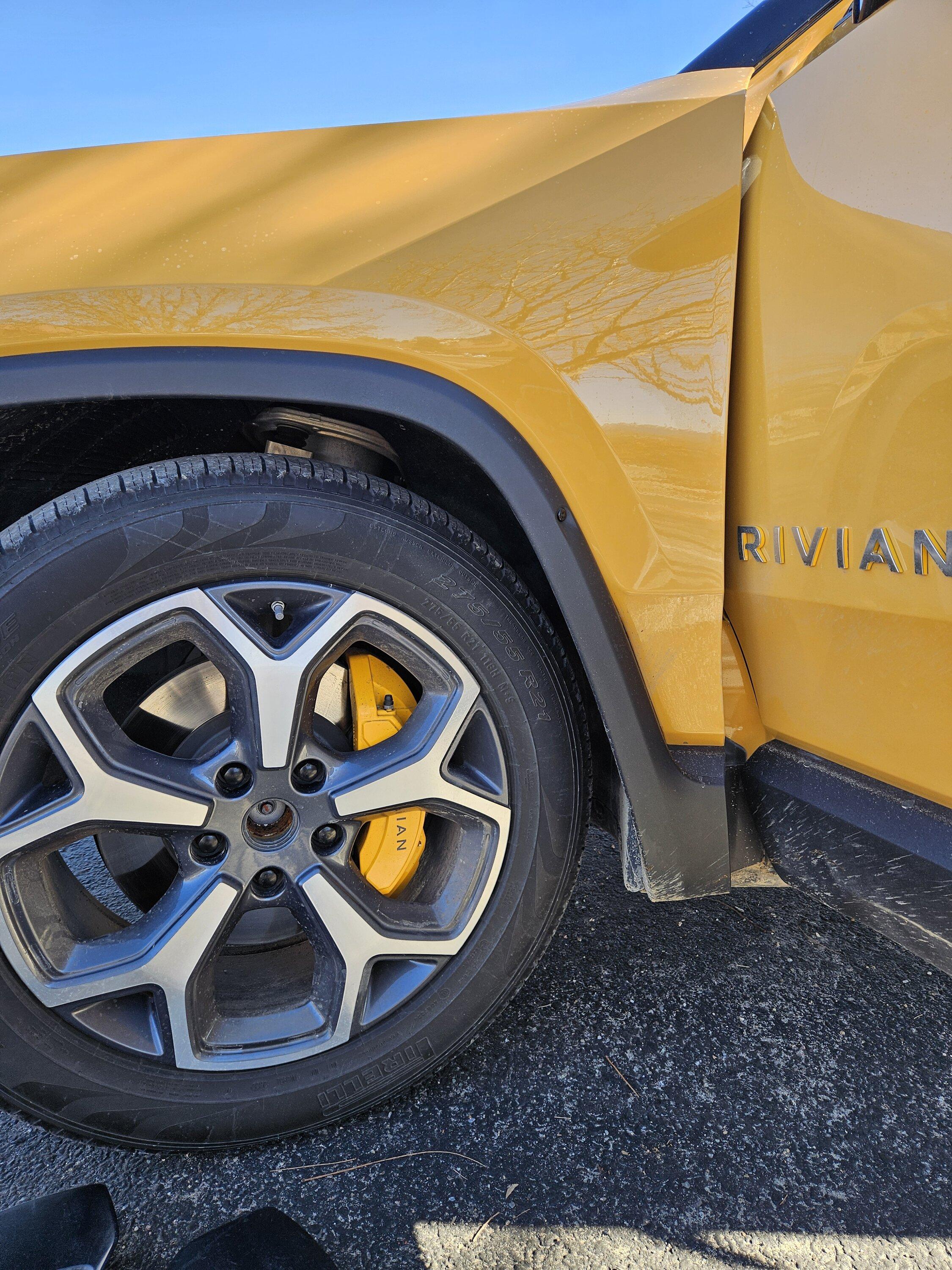 Rivian R1T R1S Calipers not yellow? 20231204_114921
