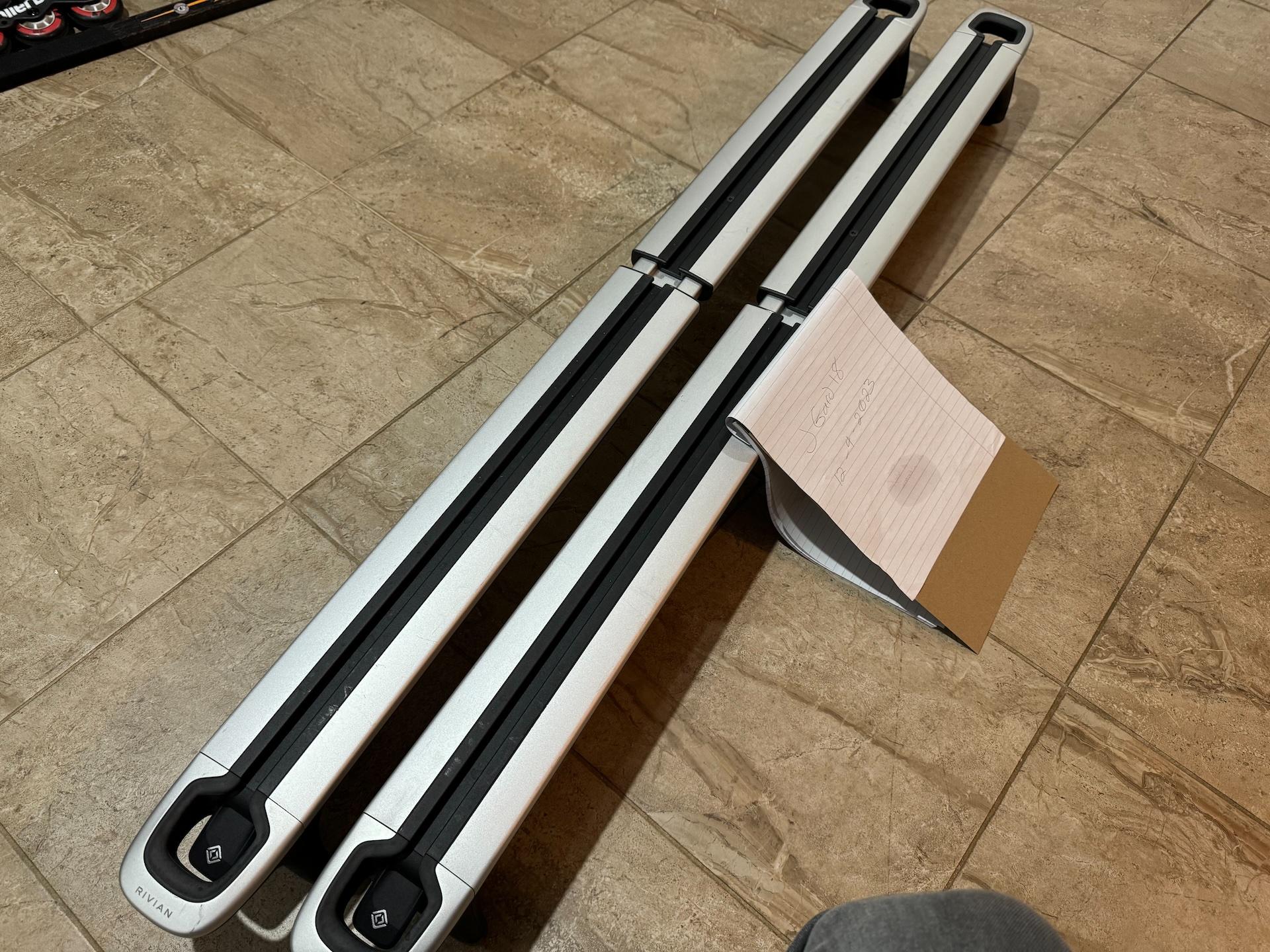 Rivian R1T R1S FS: Rivian cargo crossbars crossbars2