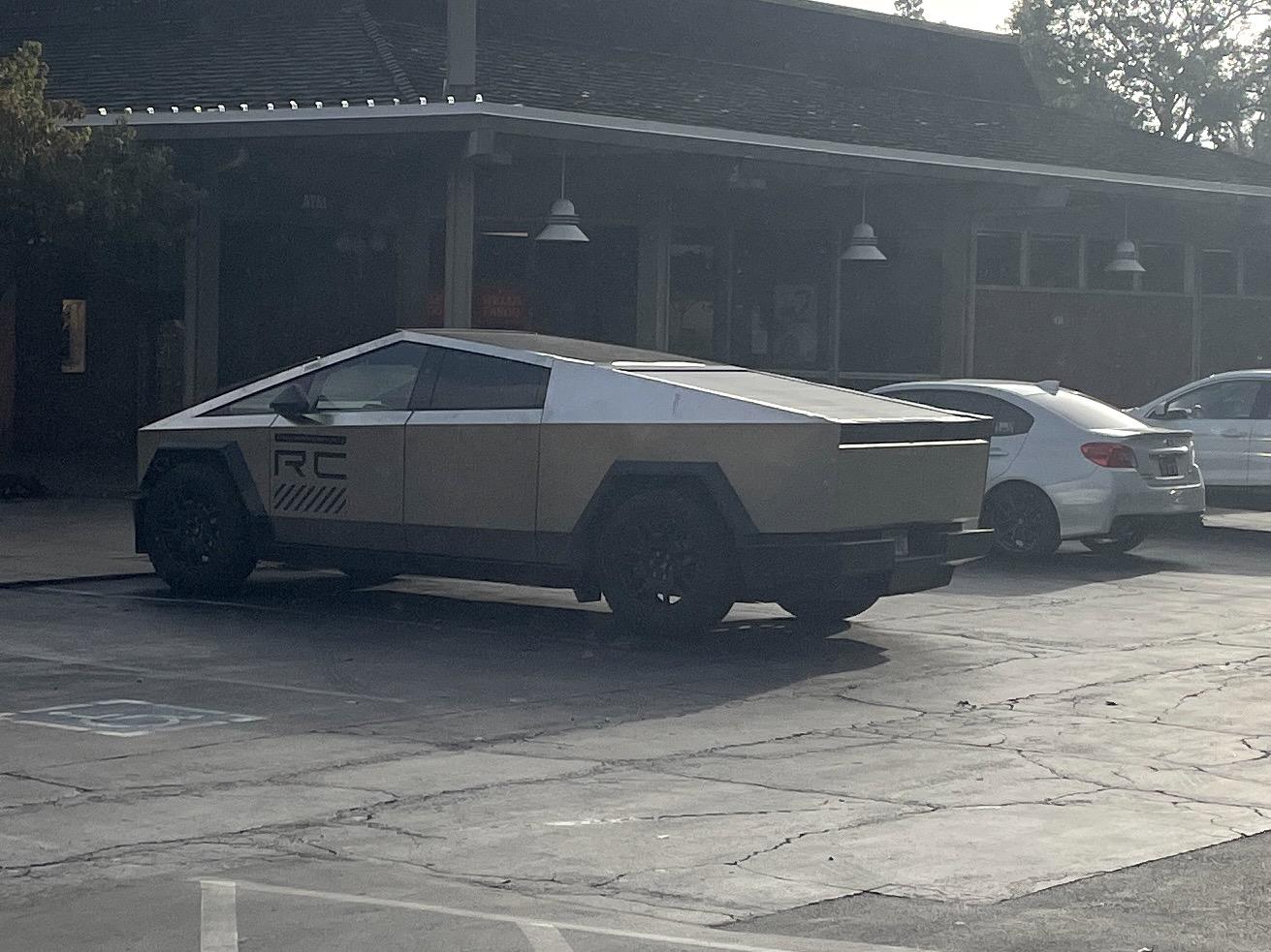 Rivian R1T R1S Cybertruck vs R1T rear size comparison pictures (from encounter at charging station) IMG_4453