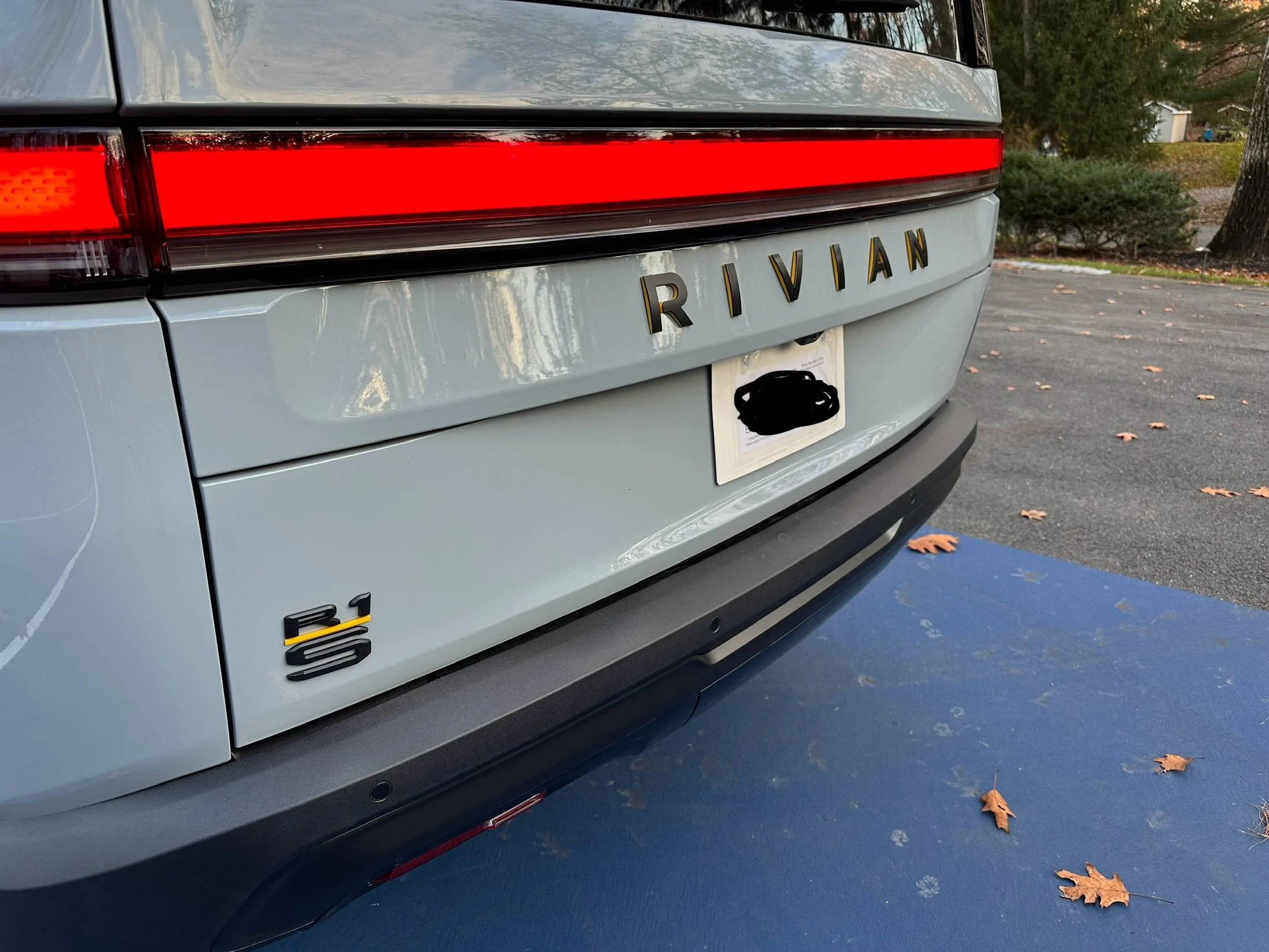 Rivian R1T R1S Anyone black out R1S window trim? IMG_8441