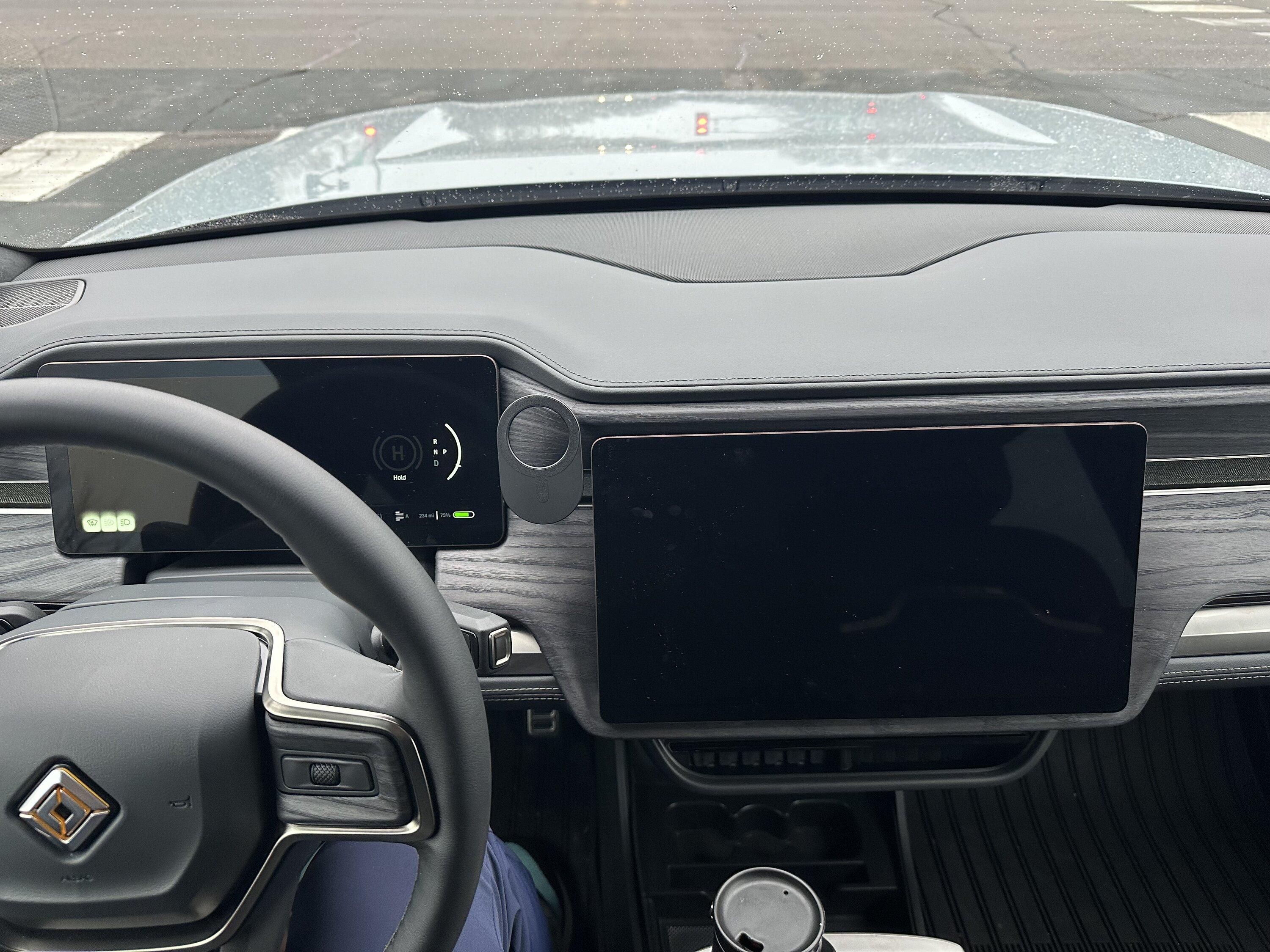 Rivian R1T R1S Update: 2023.46.0 infotainment issue: lose infotainment system after 3 minutes IMG_3606