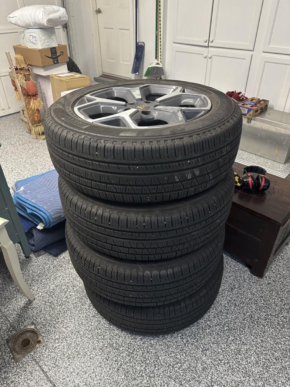 Rivian R1T R1S FS - 21" Road Wheel and Tire Set IMG_8719 Lar