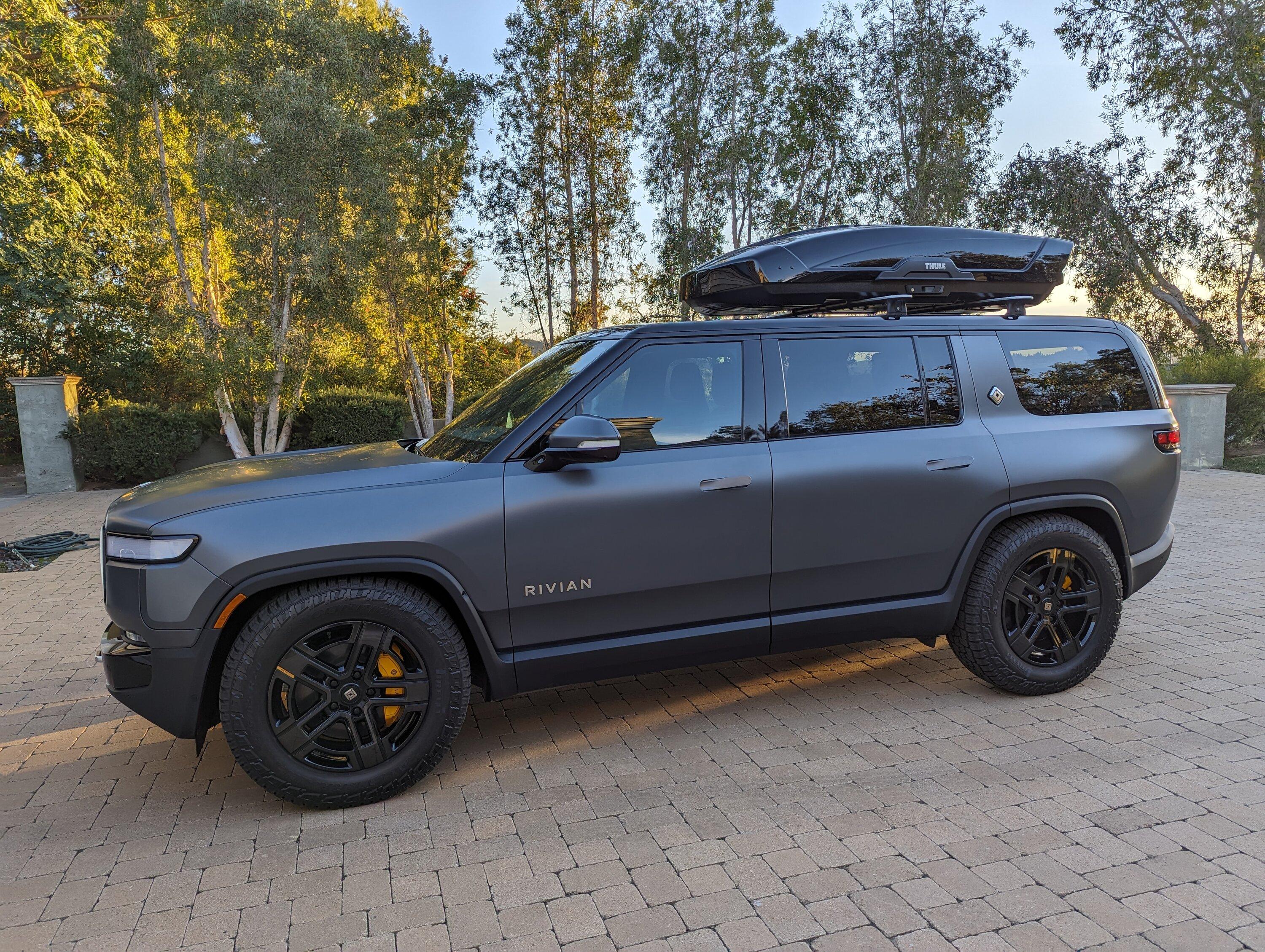 Rivian R1T R1S Thule Motion XT XL cargo box fits well on R1S roof crossbars PXL_20231217_001429358