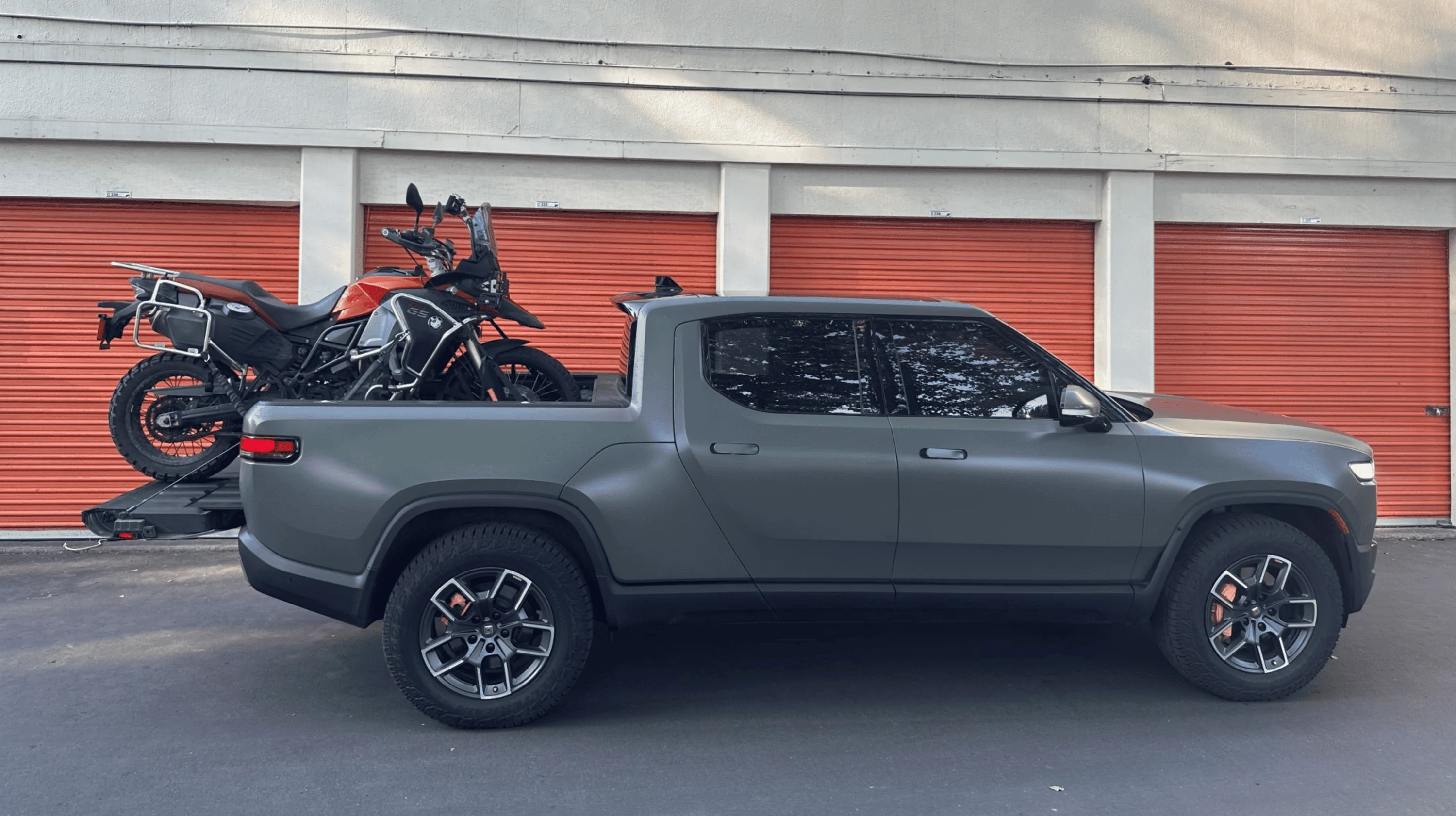 Rivian R1T R1S R1T + Royal Enfield Himalayan (Motorcycle in bed) 1702925245642