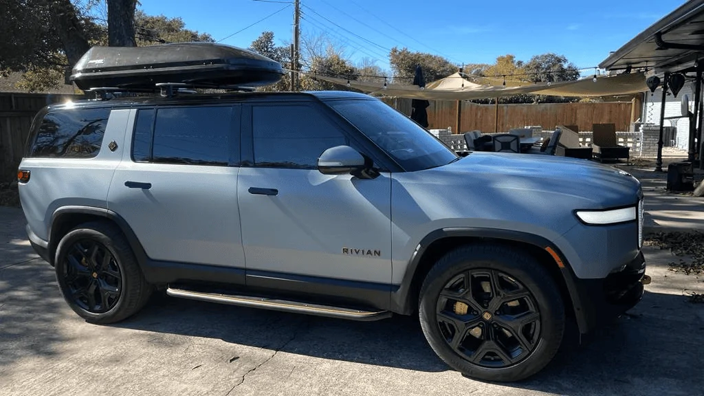 Rivian R1T R1S Thule Motion XT XL cargo box fits well on R1S roof crossbars 1702927136231