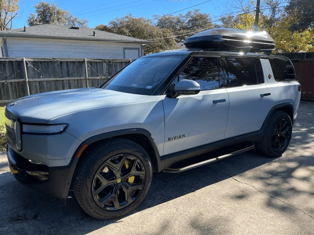 Rivian R1T R1S Thule Motion XT XL cargo box fits well on R1S roof crossbars 1702927212828