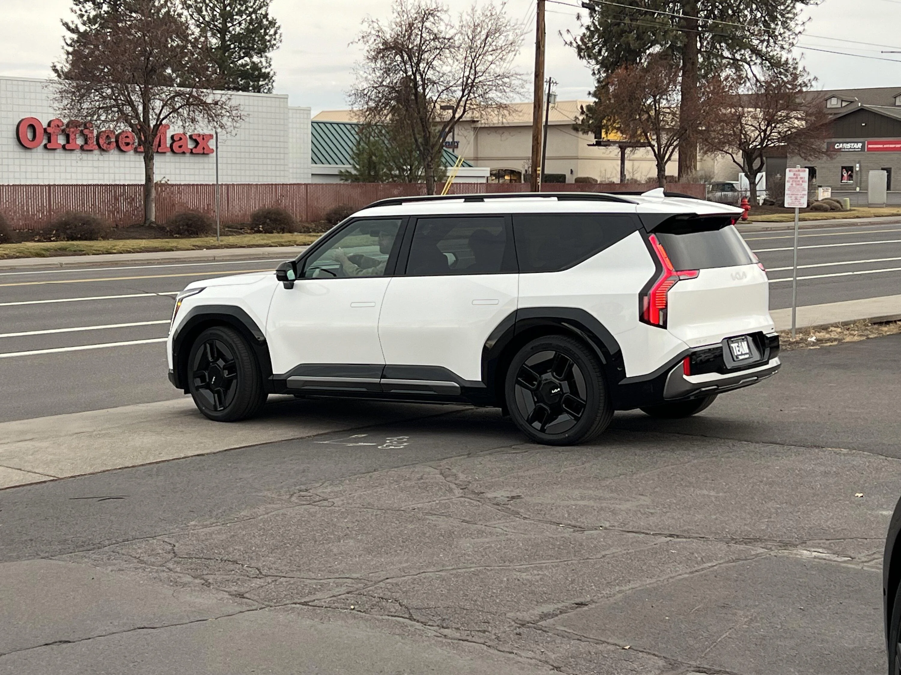 Rivian R1T R1S Apparently my EV9 preorder is coming next week… IMG_8127