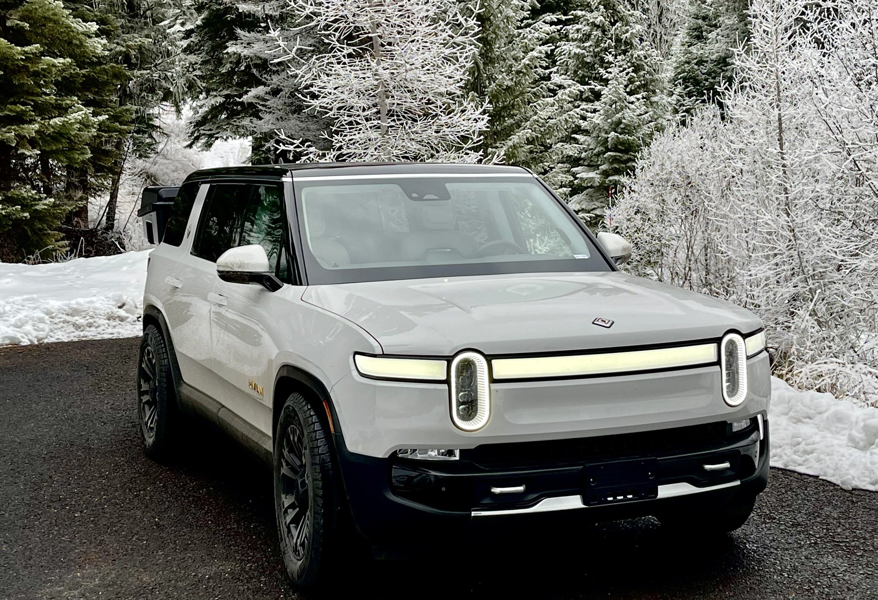Rivian R1T R1S Yakima EXO Hitch Hauler installed for ski season IMG_3676