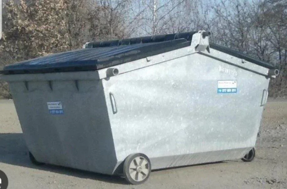 Rivian R1T R1S Tesla Cybertruck spotted charging a Rivian R1T electric pickup IMG_7722