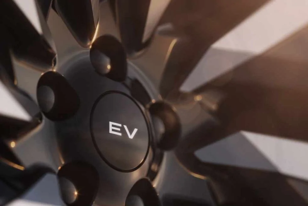 Rivian R1T R1S Range Rover Teases Its First Electric SUV, Which Is Made to Wade rr-bev-announcement-131223-11-1-657b53c12e015