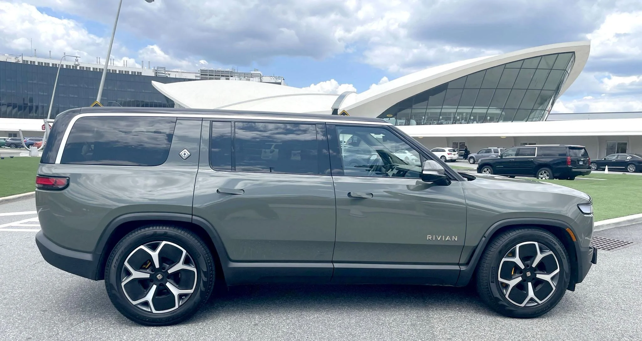 Rivian R1T R1S For Sale: '23 R1S Launch Edition - Quad Motor Large Pack - Launch Green / FG ($80,000 firm) IMG_2168