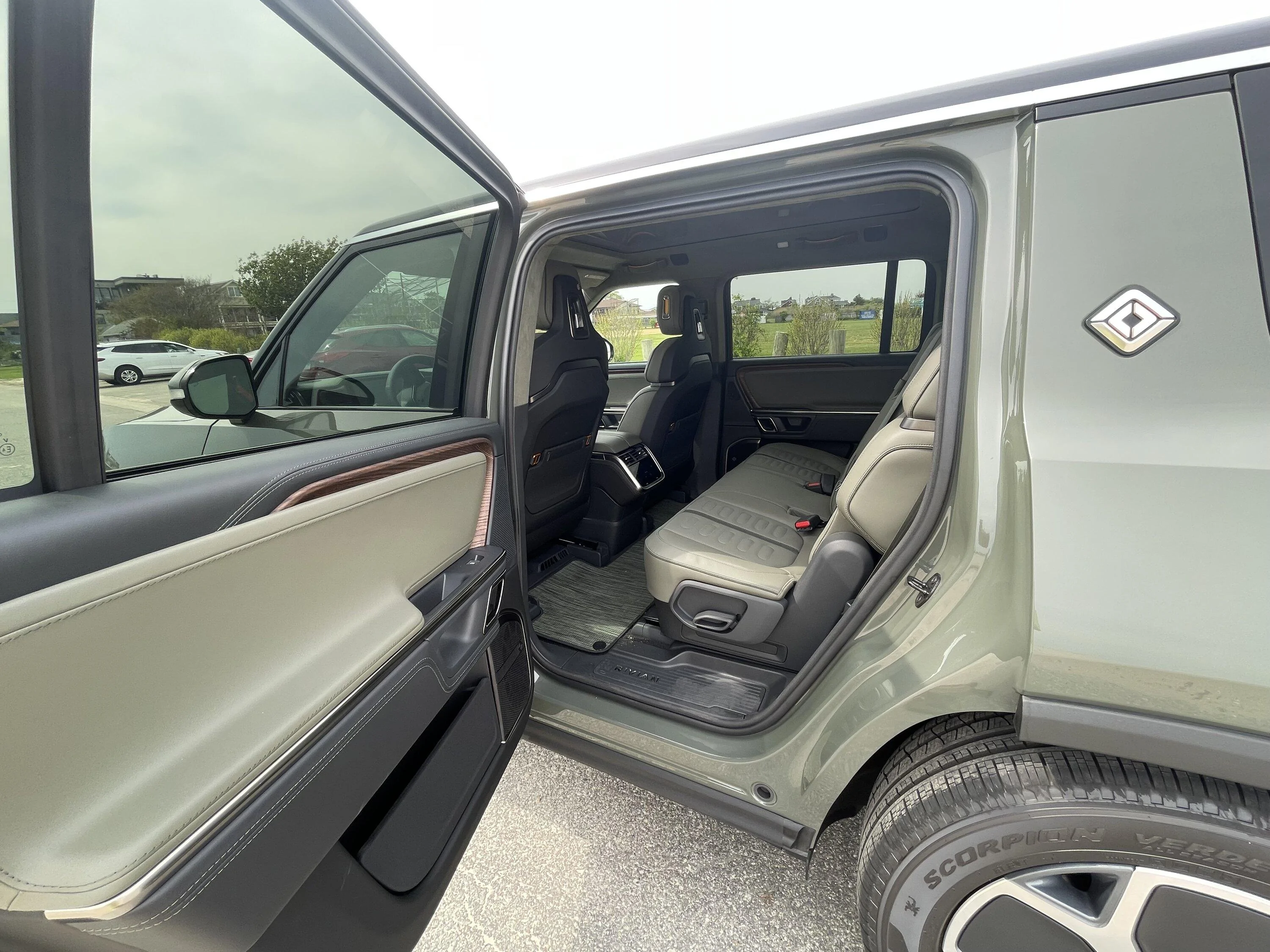 Rivian R1T R1S For Sale: '23 R1S Launch Edition - Quad Motor Large Pack - Launch Green / FG ($80,000 firm) IMG_0762