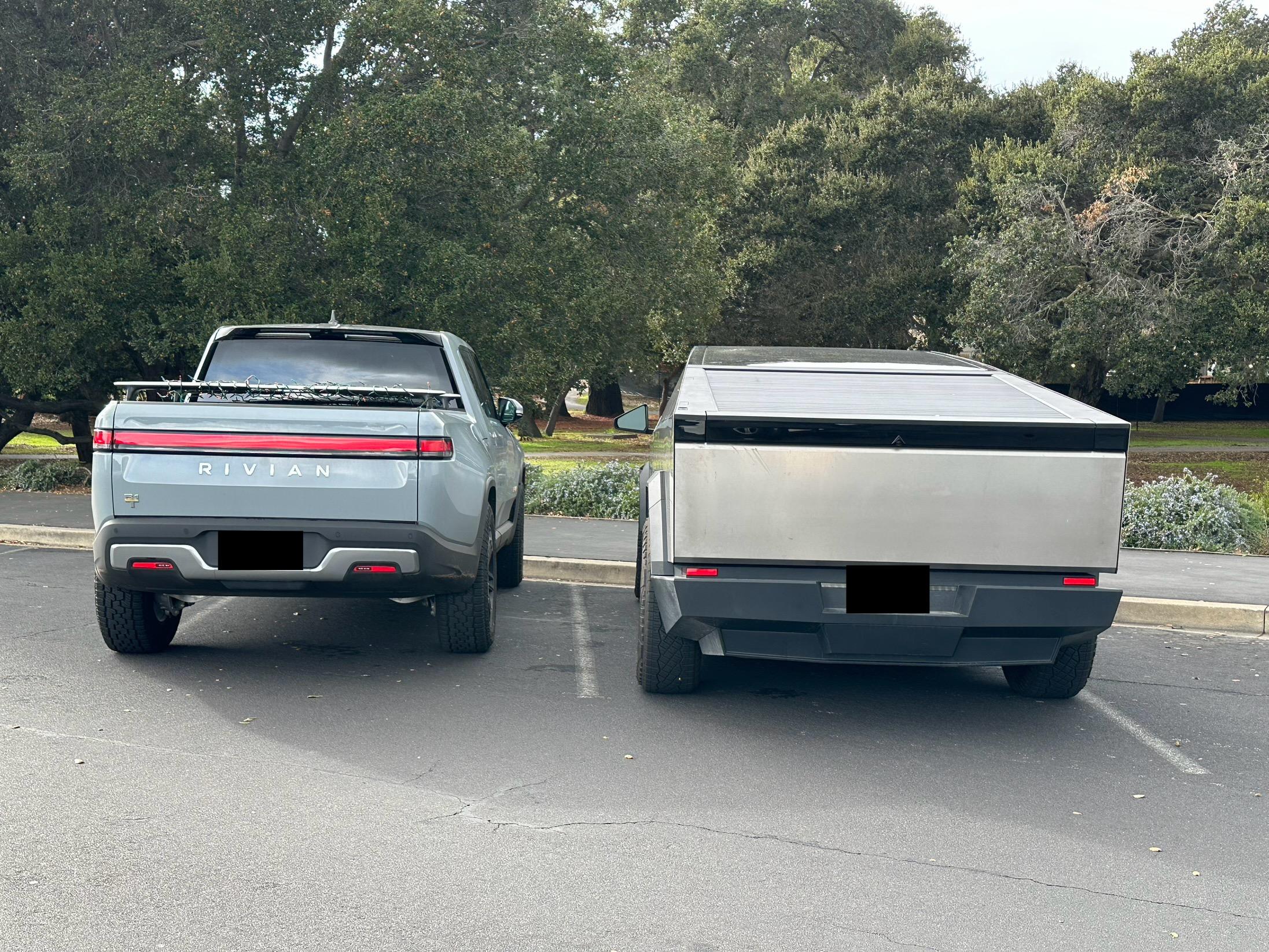 Rivian R1T R1S More R1T and Cybertruck Side by Side Photos IMG_7745
