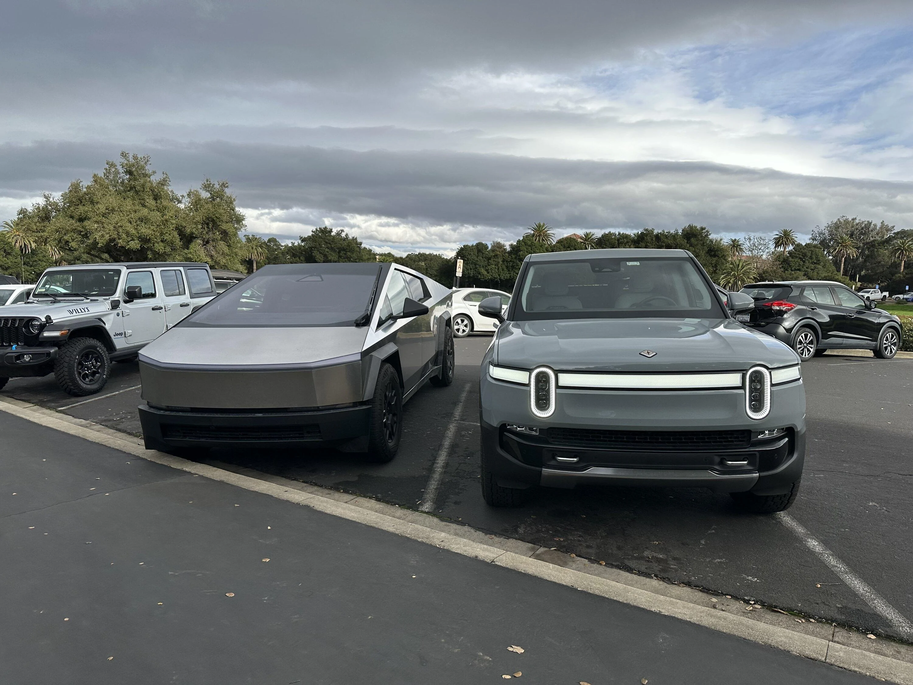 Rivian R1T R1S More R1T and Cybertruck Side by Side Photos IMG_7744