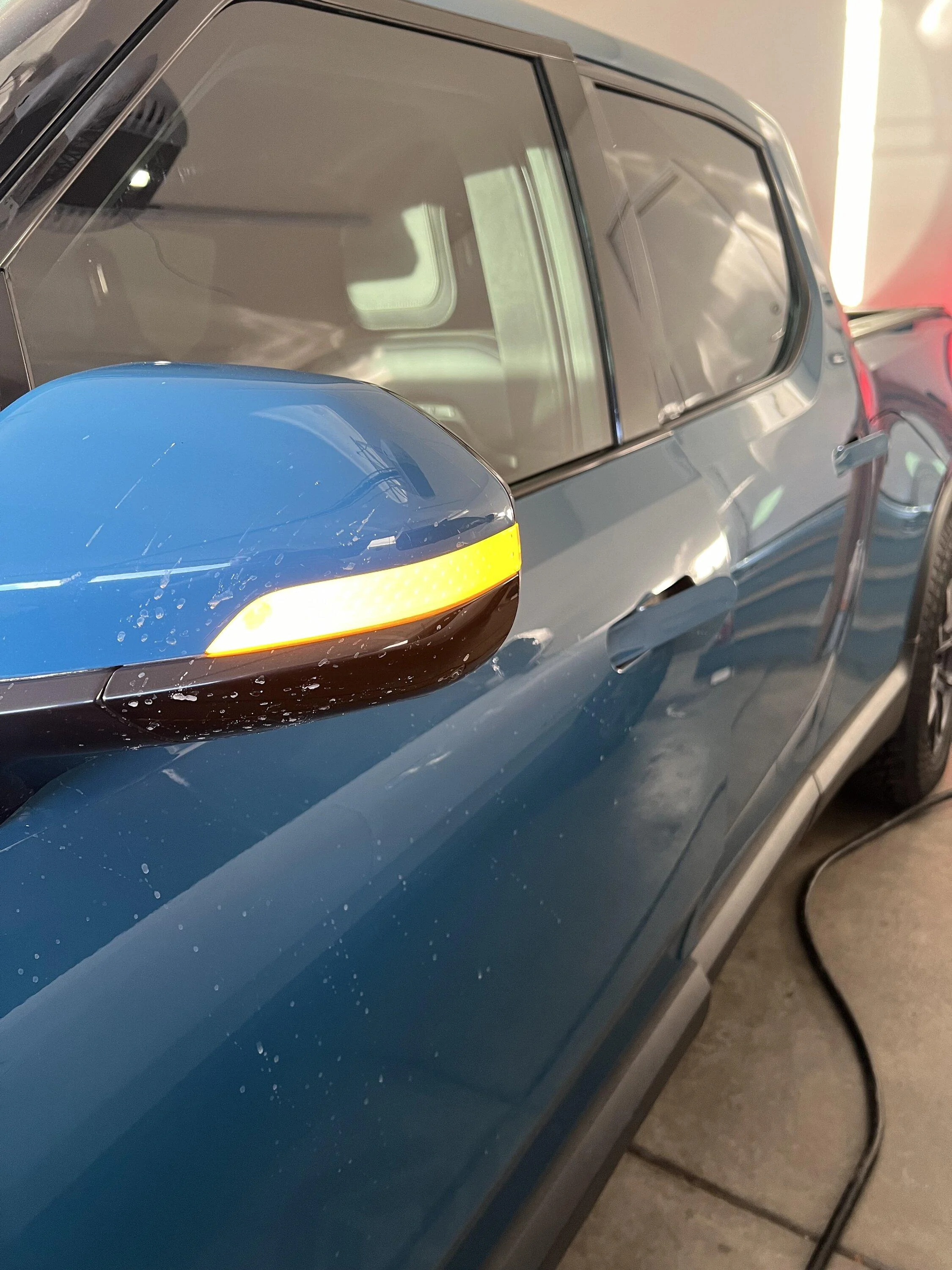 Rivian R1T R1S side mirrors -directional indicators? IMG_2347