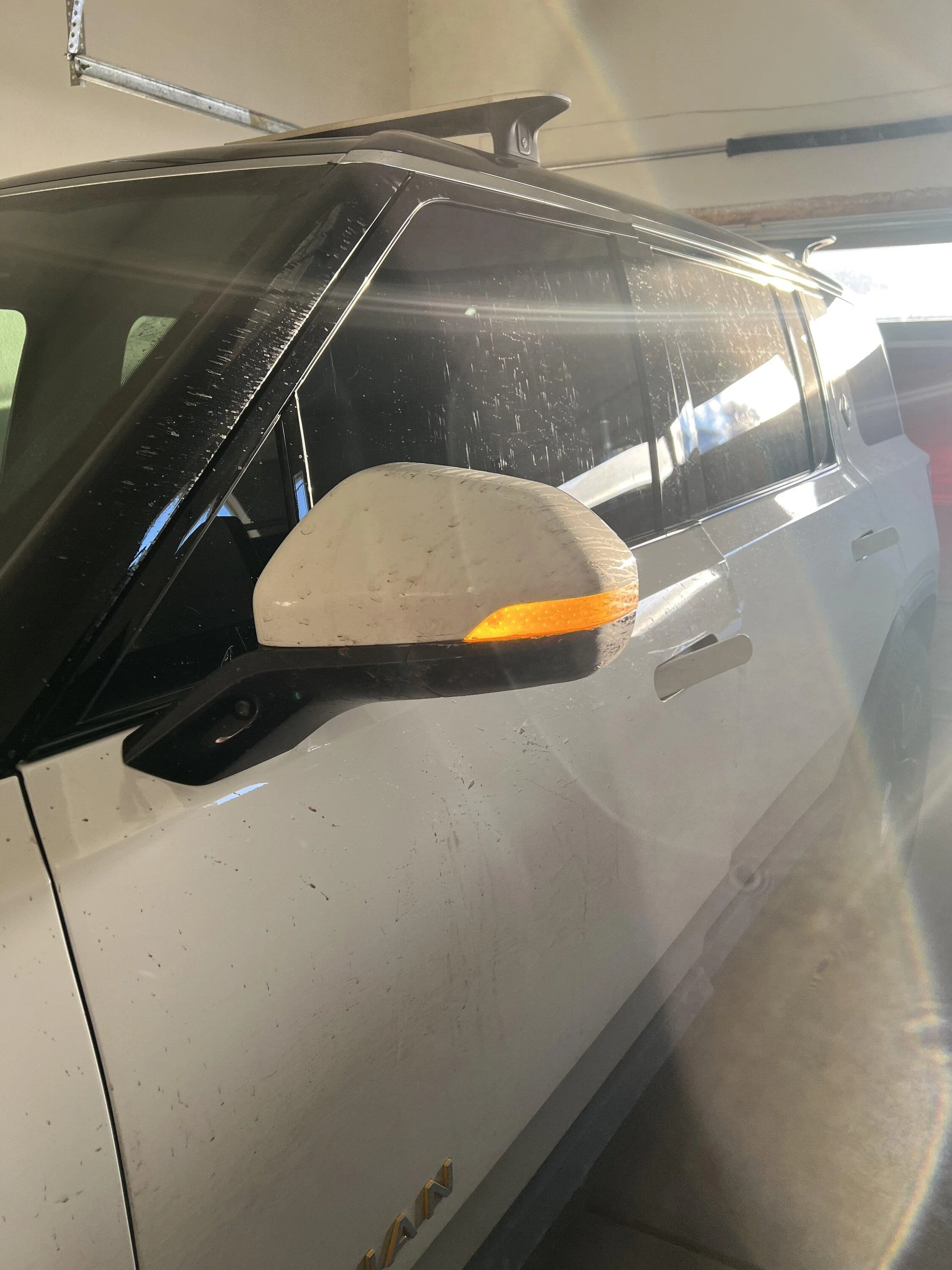 Rivian R1T R1S side mirrors -directional indicators? IMG_2346