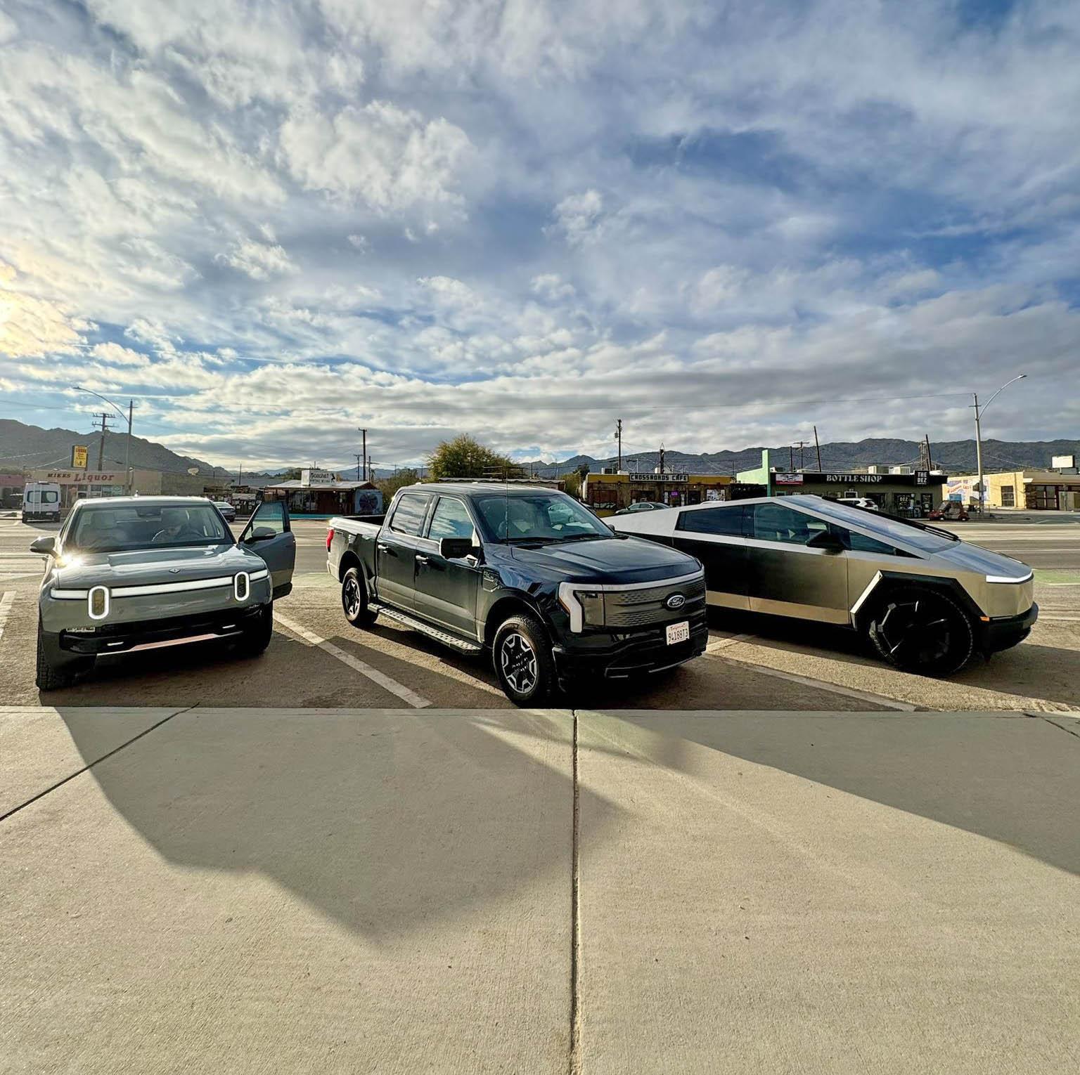 Rivian R1T R1S R1T vs. Lightning vs. Cybertruck side by side look rivian r1t vs ford f150 lightning vs tesla cybertruck (1)