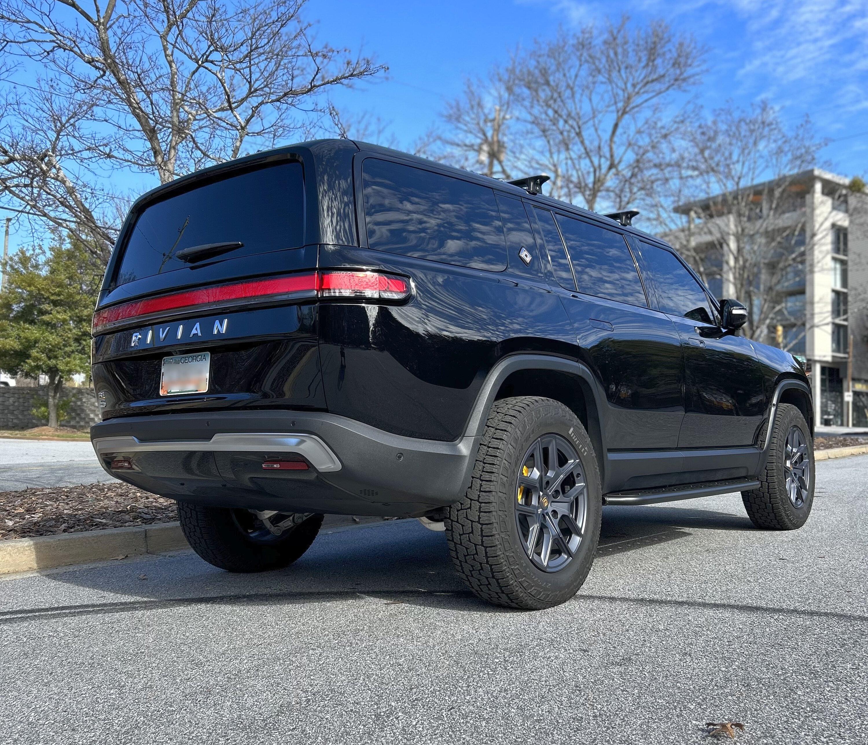Rivian R1T R1S ATL_R1S Midnight Black Build IMG_1603