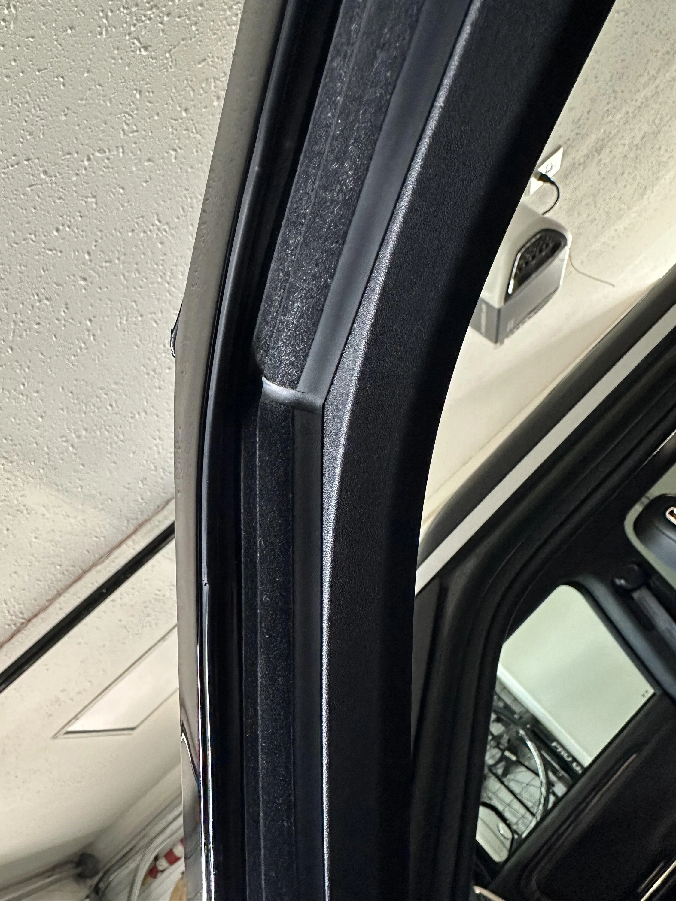 Rivian R1T R1S Anyone else have this window issue? IMG_9509