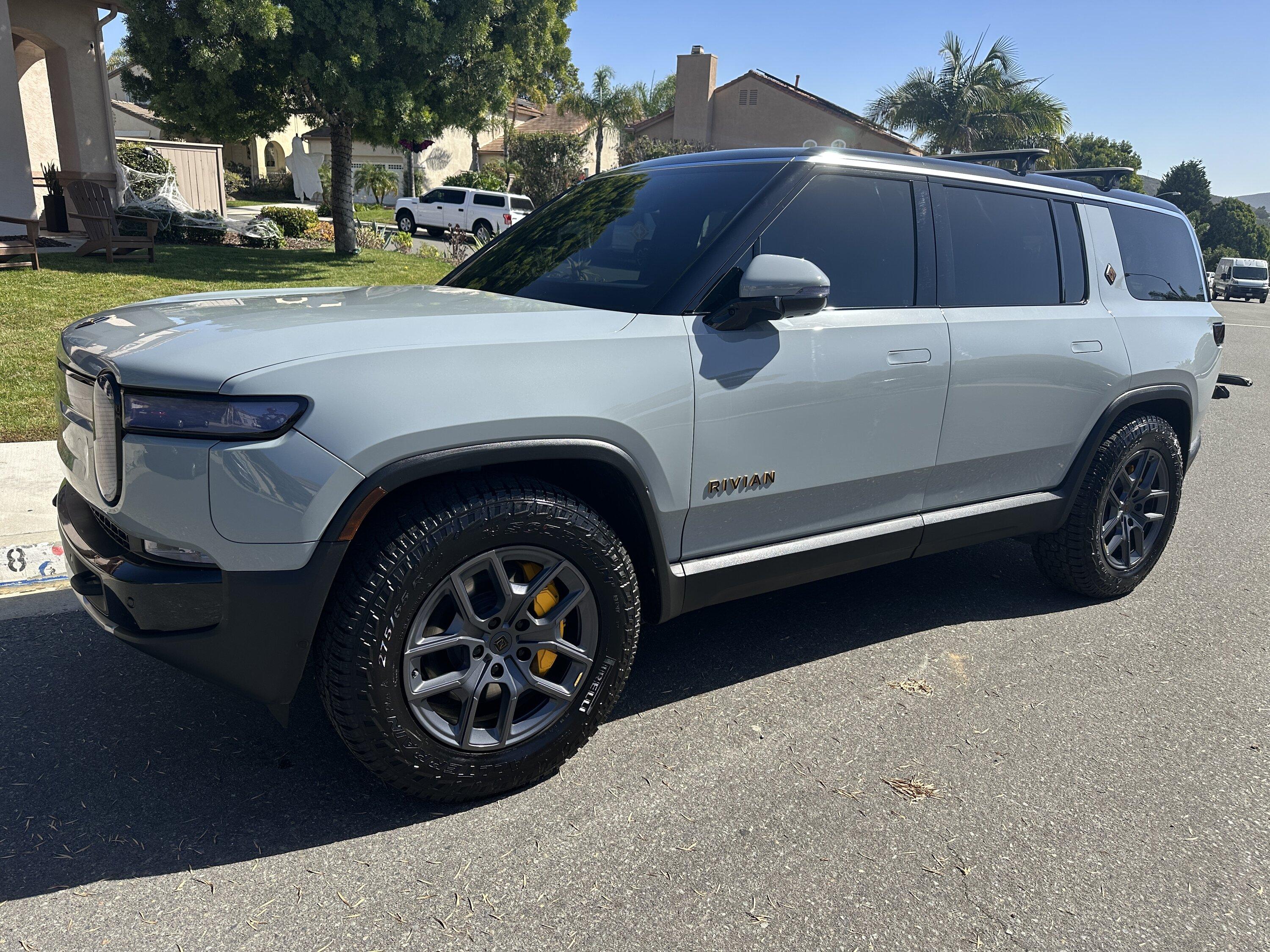Rivian R1T R1S UPDATE: Blackout lightbar decal added + applied vinyl to break up the controversial front end on my Rivian IMG_5835
