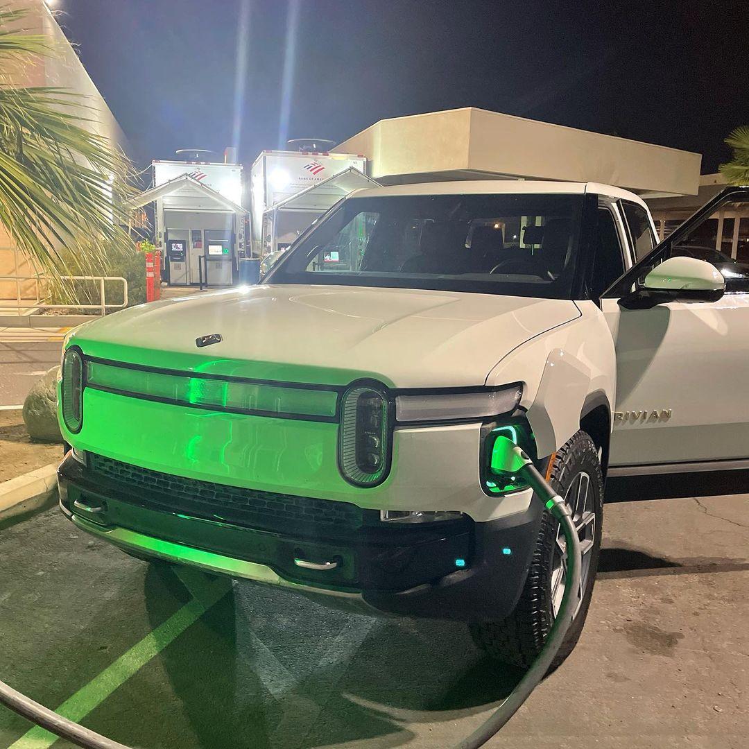 Rivian R1T R1S GLACIER WHITE R1T  Photos Rivian R1T Glacier White Chargin