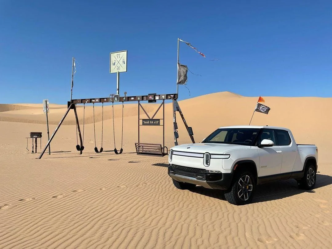 Rivian R1T R1S GLACIER WHITE R1T  Photos Glacier White Rivian R1T Pickup Emme Hall