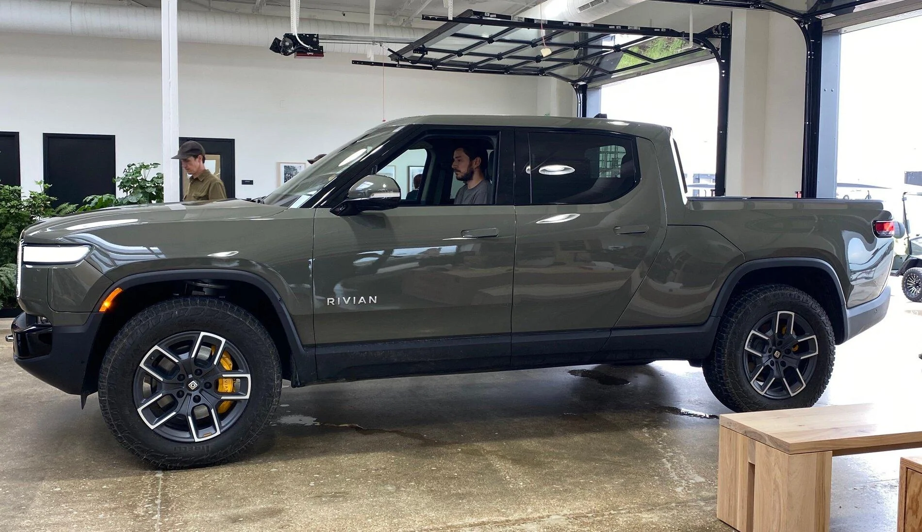 Rivian R1T R1S LAUNCH GREEN R1T Photos Rivian R1T Launch Green photo 1