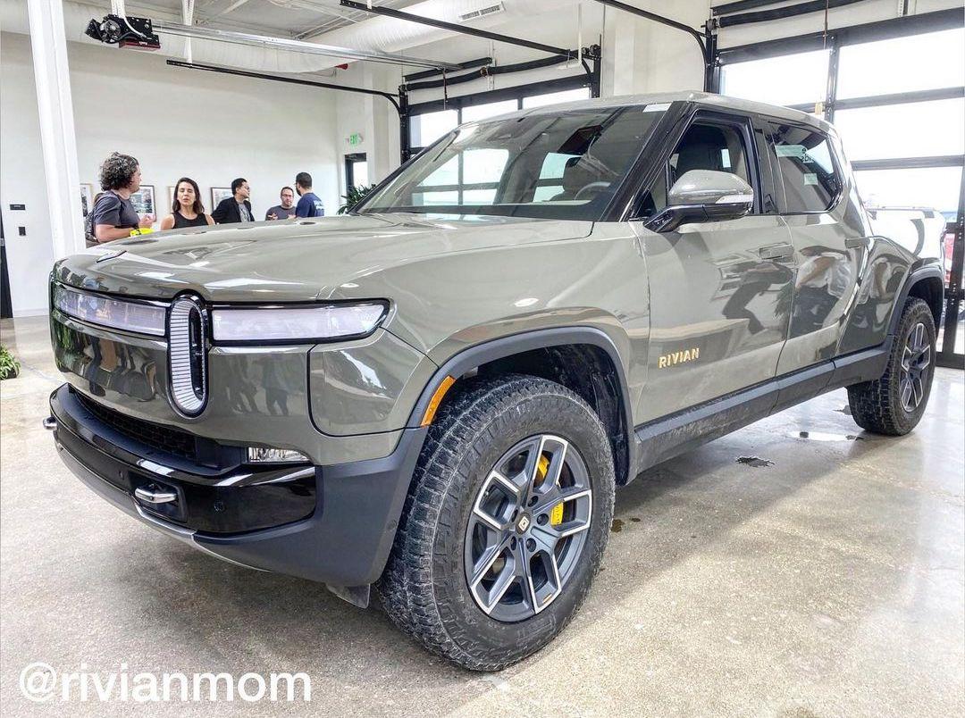 Rivian R1T R1S LAUNCH GREEN R1T Photos Launch Green Rivian R1T Picku