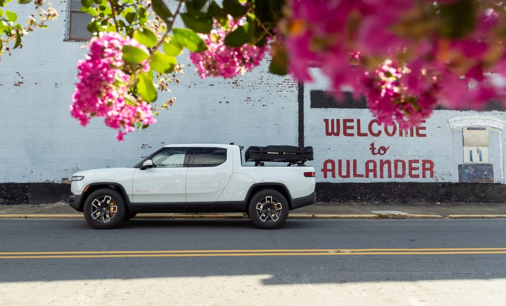 Rivian R1T R1S GLACIER WHITE R1T  Photos Glacier White 2022 Rivian R1T
